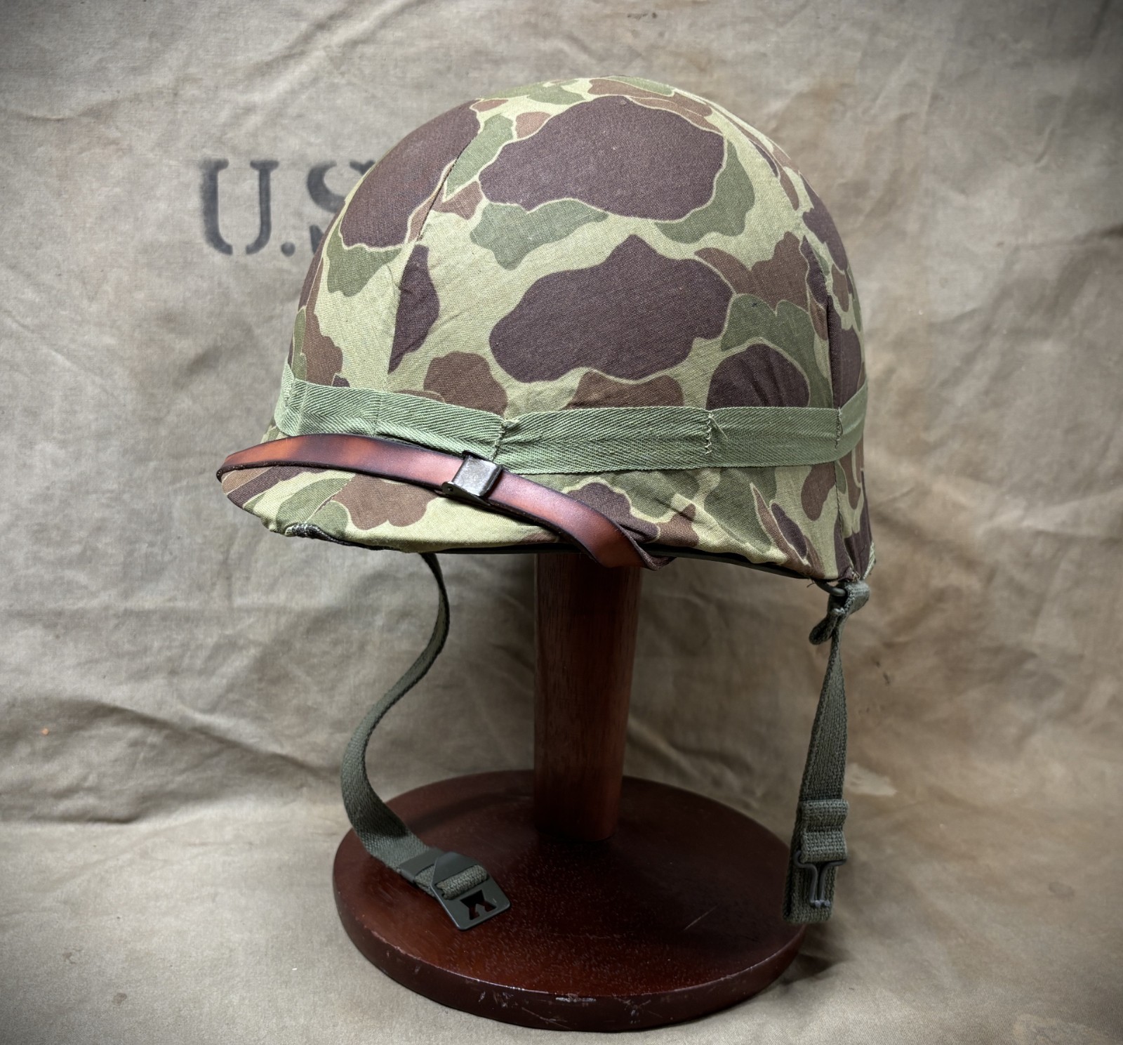 WWII USMC US MARINE CORPS COMBAT HELMET - COMPLETE - FRONT SEAM WWII USMC US MARINE CORPS COMBAT HELMET - COMPLETE - FRONT SEAM