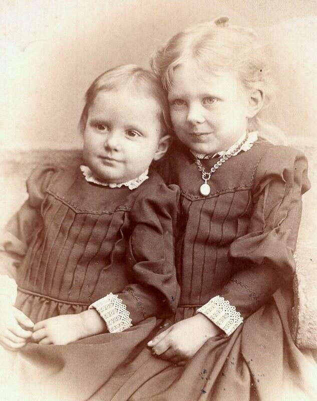 Two Beautiful Victorian Girls Matching Dresses Locket Cabinet Photo Palmyra NY