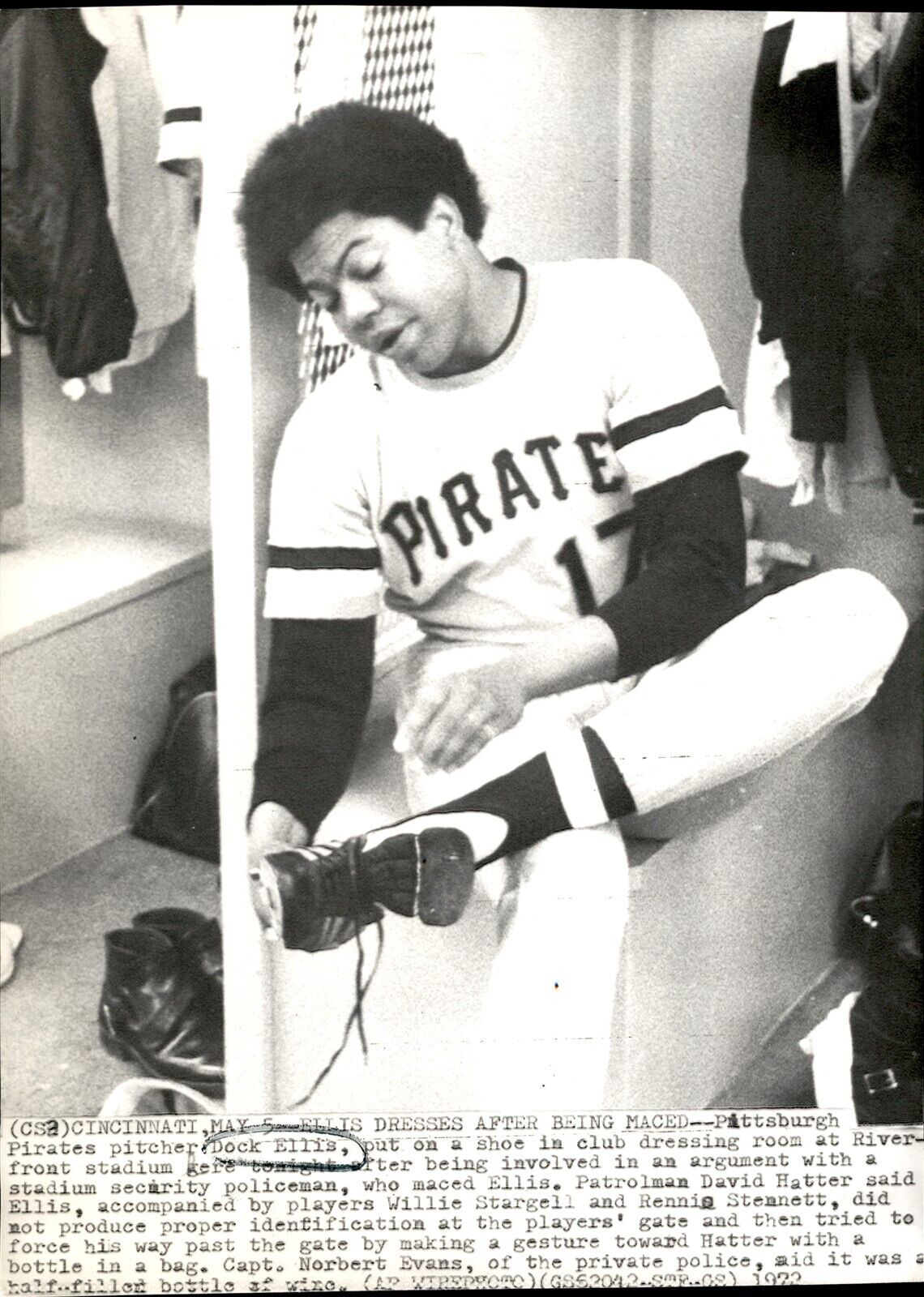 LG968 1972 AP Wire Photo DOCK ELLIS DRESSES AFTER BEING MACED PITTSBURGH PIRATES