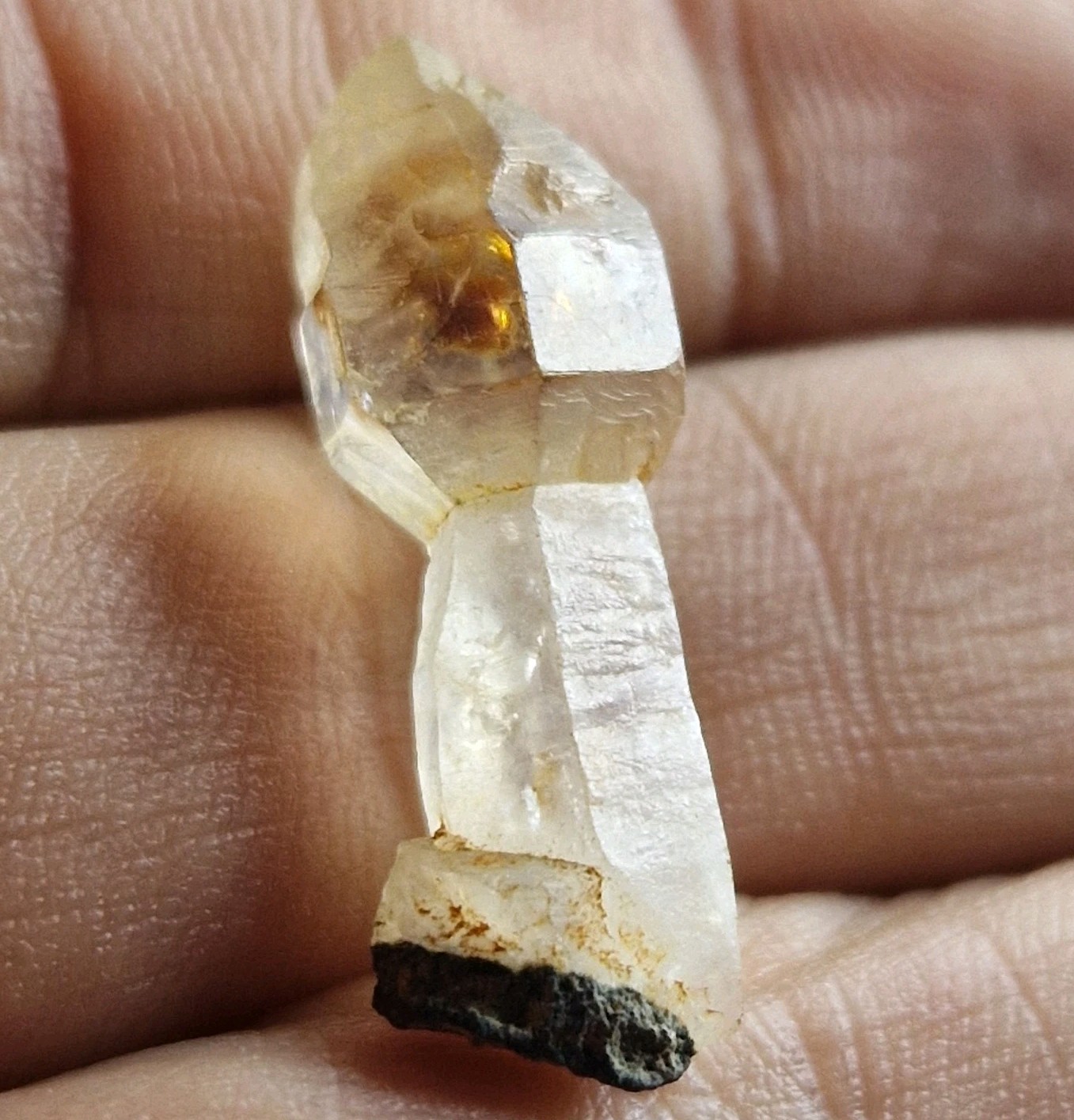 Petroleum Quartz Scepter 12.4ct. U.V. Reactive. Madagascar. 26.8*10.8*9.8 mm. Petroleum Quartz Scepter 12.4ct. U.V. Reactive. Madagascar. 26.8*10.8*9.8 mm.