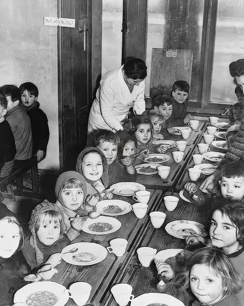 1941 Evacuated Children from London's East End WWII 8x10 Glossy Print HT4136400