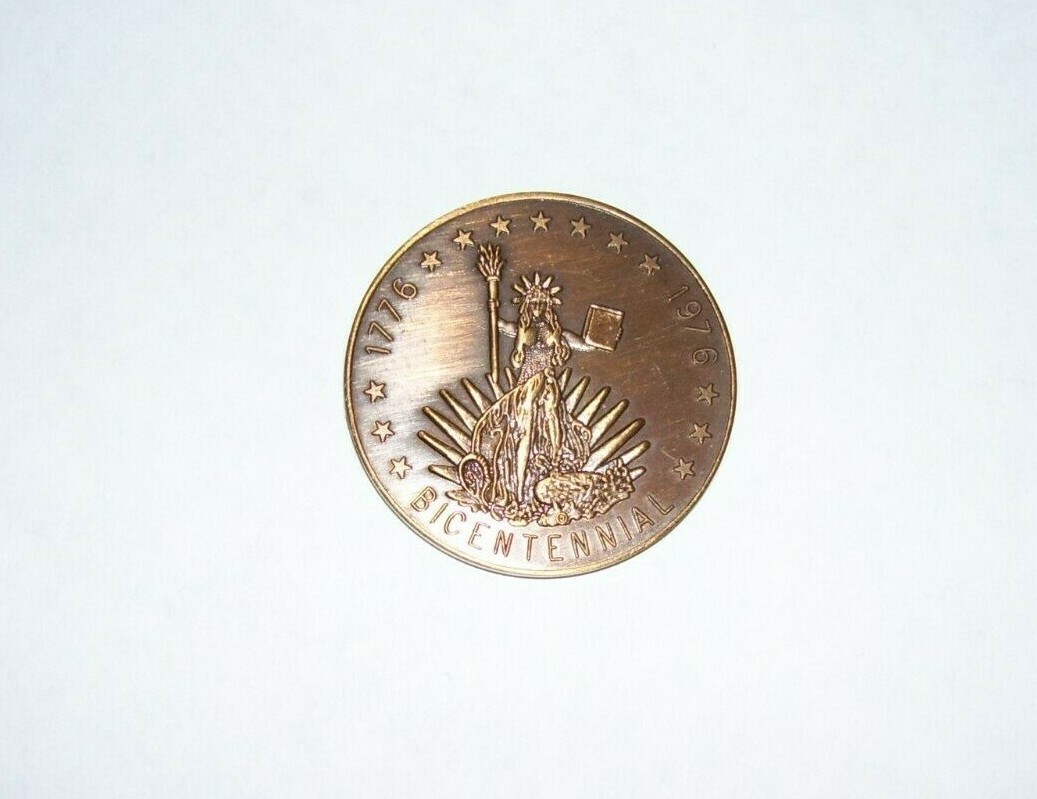 1776 - 1976 Bicentennial  Coin 200 Years of Freedom  