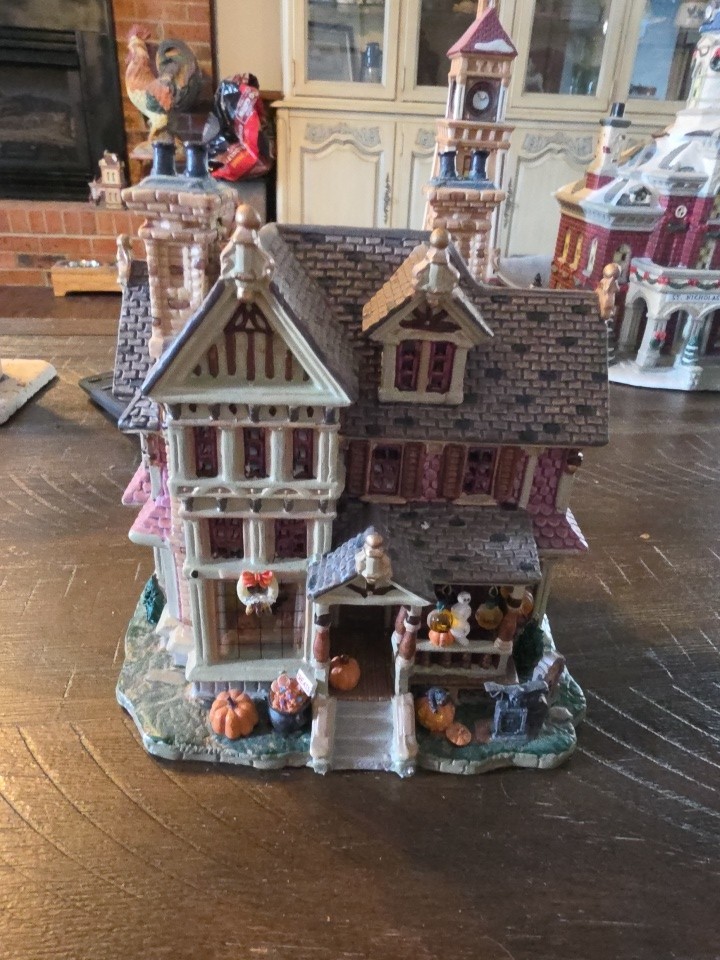 ππ Used 2004 LEMAX Spooky Town Trick or Treaters Haven Lighted Houseππ ππ Used 2004 LEMAX Spooky Town Trick or Treaters Haven Lighted Houseππ
