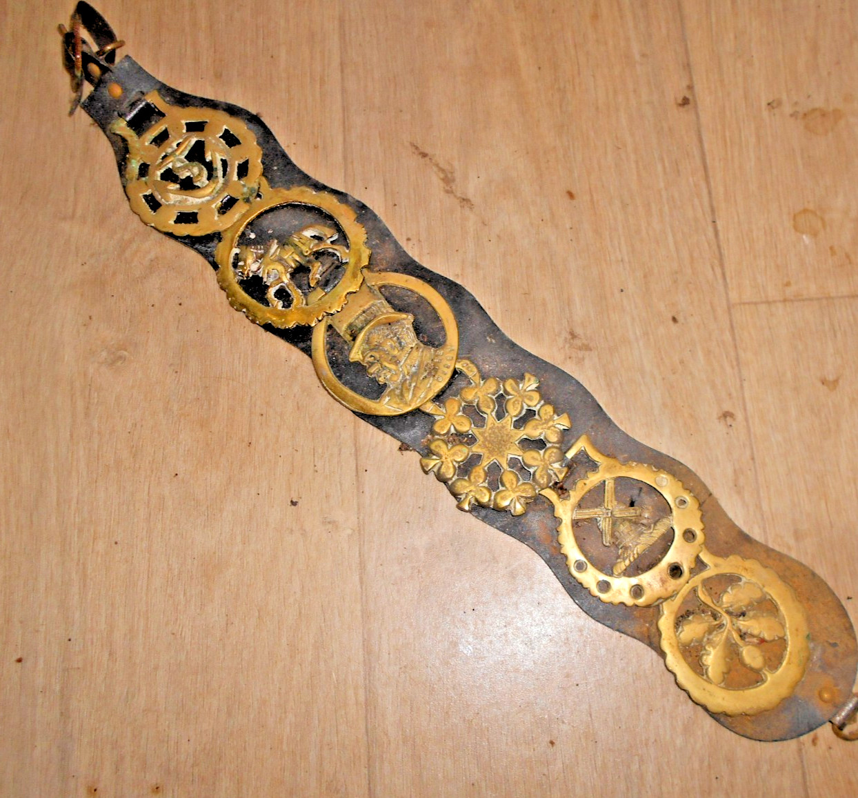 VICTORIAN HARNESS HORSE BRASSES 6 X MEDALLIONS ON LEATHER STRAP + WINDMILL ANCHO