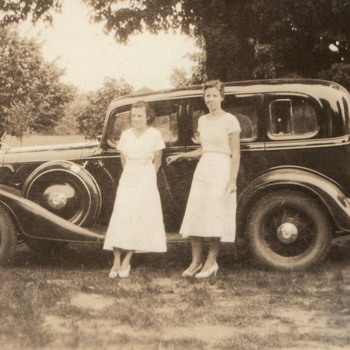 1933 Manchester, OH Serpent Mounds Snapshot Photo Women 1930s Coupe Car Vacation 1933 Manchester, OH Serpent Mounds Snapshot Photo Women 1930s Coupe Car Vacation