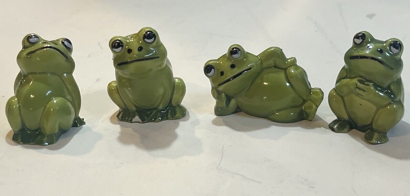 Vintage Miniature Big Eyed Frog Figurines Plastic (4) Made in Hong Kong SEE PICS