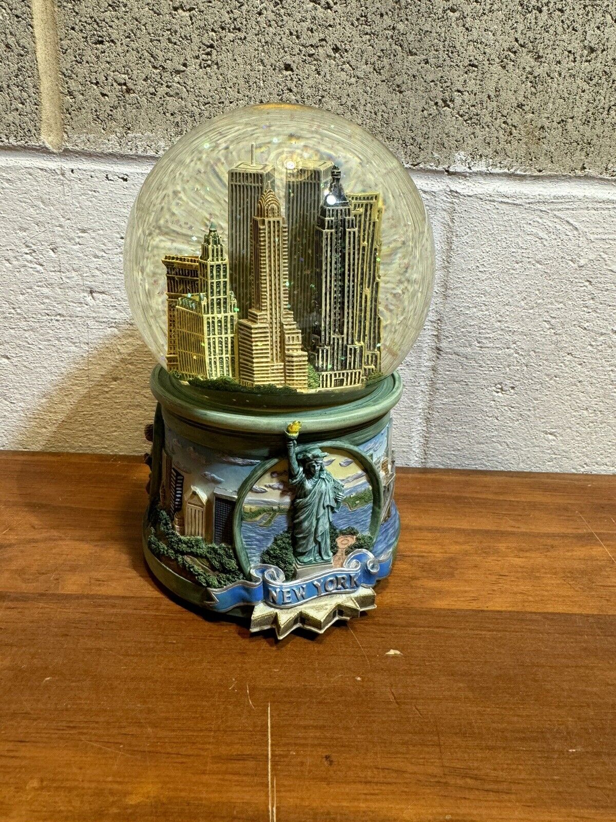 Snow Globe: New York With Twin Towers Like One In The Show “Sex In The City”
