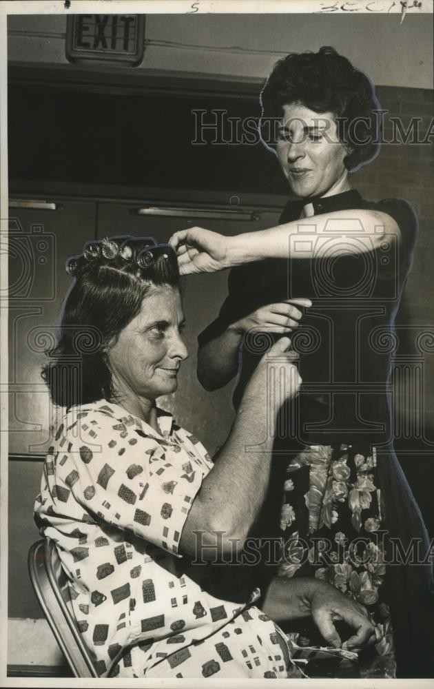 1964 Press Photo Hurricane Hilda- Fixing Mrs.Thelma Delacruz\'s hair - noa03234 1964 Press Photo Hurricane Hilda- Fixing Mrs.Thelma Delacruz\'s hair - noa03234