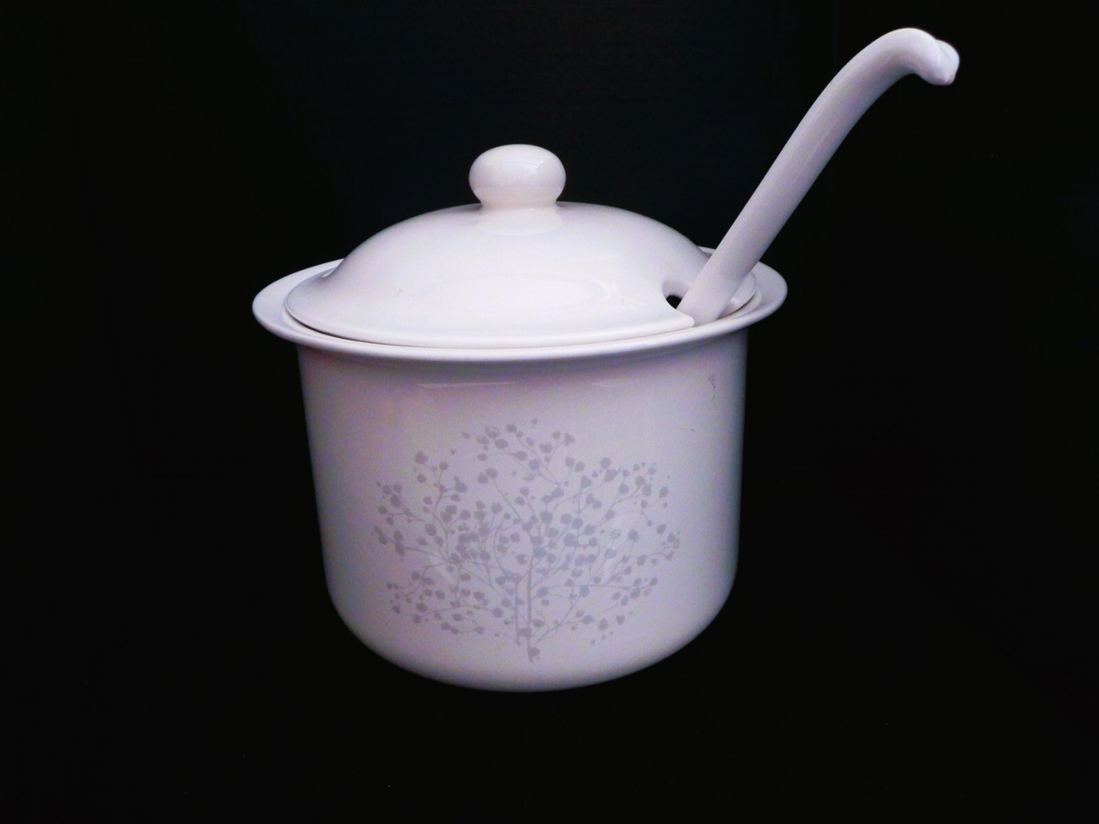 NUANCE by PFALTZGRAFF 1 1/4 gal Tureen with Ladle NUANCE by PFALTZGRAFF 1 1/4 gal Tureen with Ladle