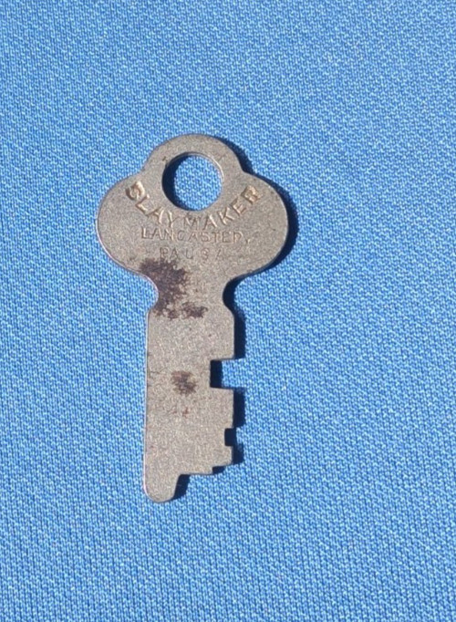 Flat vtg machine padlock KEY, SLAYMAKER Lancaster PA USA ZJ6, 1 7/8\ Flat vtg machine padlock KEY, SLAYMAKER Lancaster PA USA ZJ6, 1 7/8\