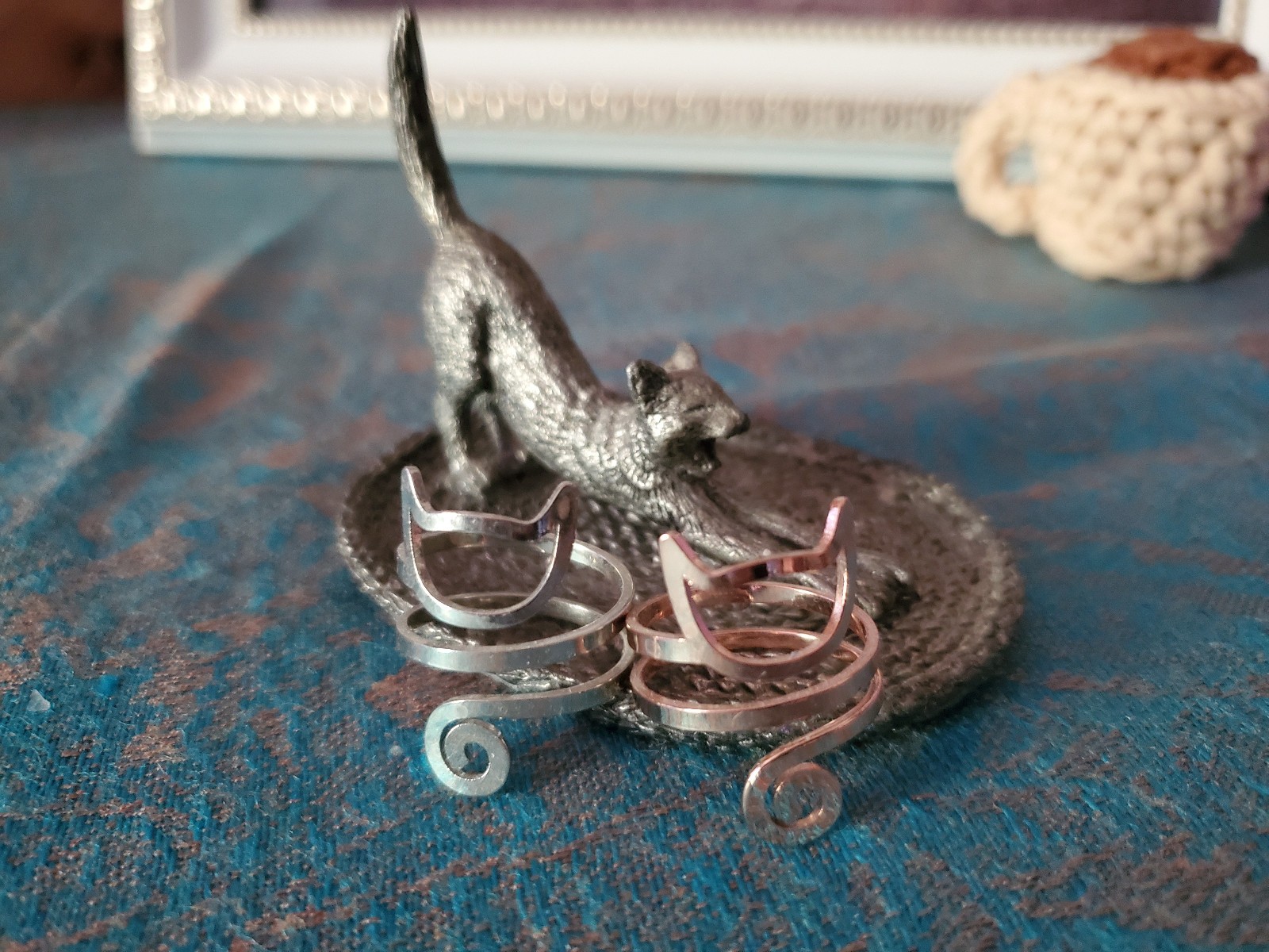 METZKE VINTAGE 1990 PEWTER RING HOLDER - STRETCHING CAT ON RUG + TWO FREE RINGS METZKE VINTAGE 1990 PEWTER RING HOLDER - STRETCHING CAT ON RUG + TWO FREE RINGS