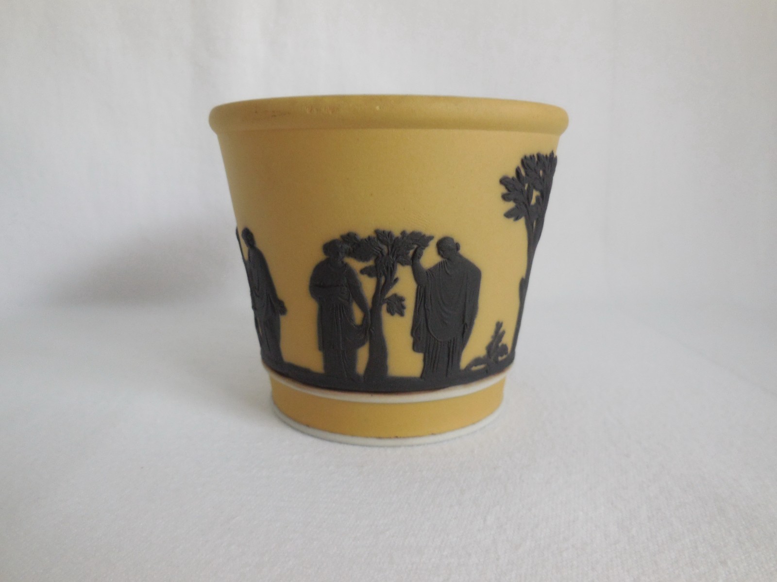 Antique Wedgwood Dip Jasperware Dark Yellow With Black Relief Fern Pot Cachepot Antique Wedgwood Dip Jasperware Dark Yellow With Black Relief Fern Pot Cachepot