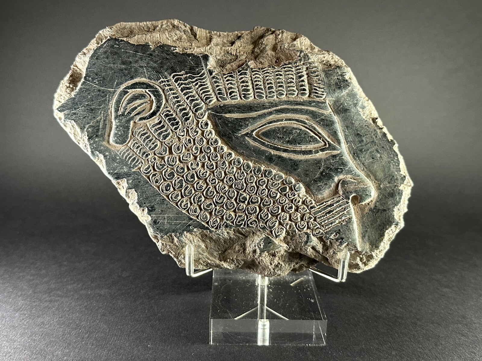 ANCIENT N-EASTERN BLACK STONE CARVED PANEL FRAGMENT DEPICTING RULER C 3000 BC