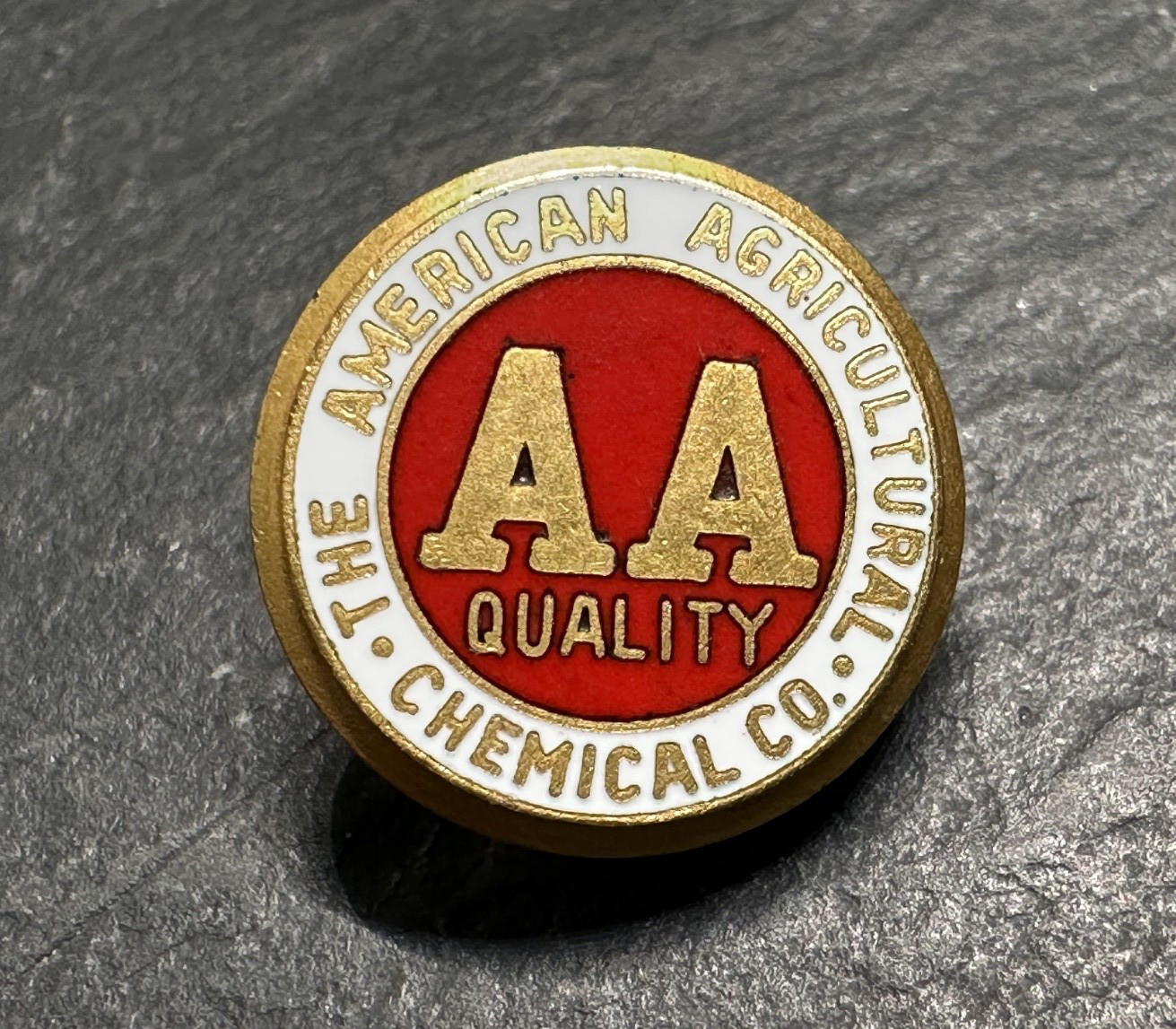 VINTAGE AA QUALITY AMERICAN AGRICULTURAL CHEMICAL CO ROUND SCREW BACK PIN G762