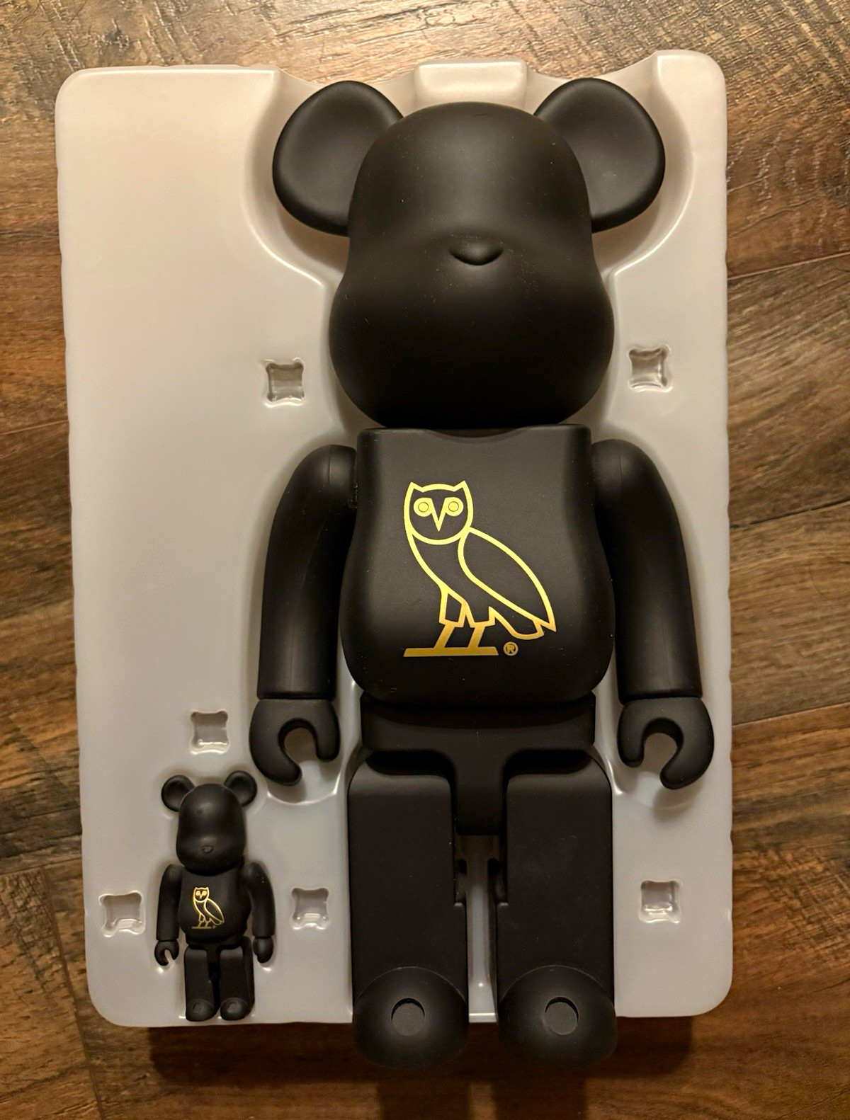 Medicom Toy BE@RBRICK x OVO Black/Gold 100% & 400% 2-Pack Vinyl Figures Medicom Toy BE@RBRICK x OVO Black/Gold 100% & 400% 2-Pack Vinyl Figures