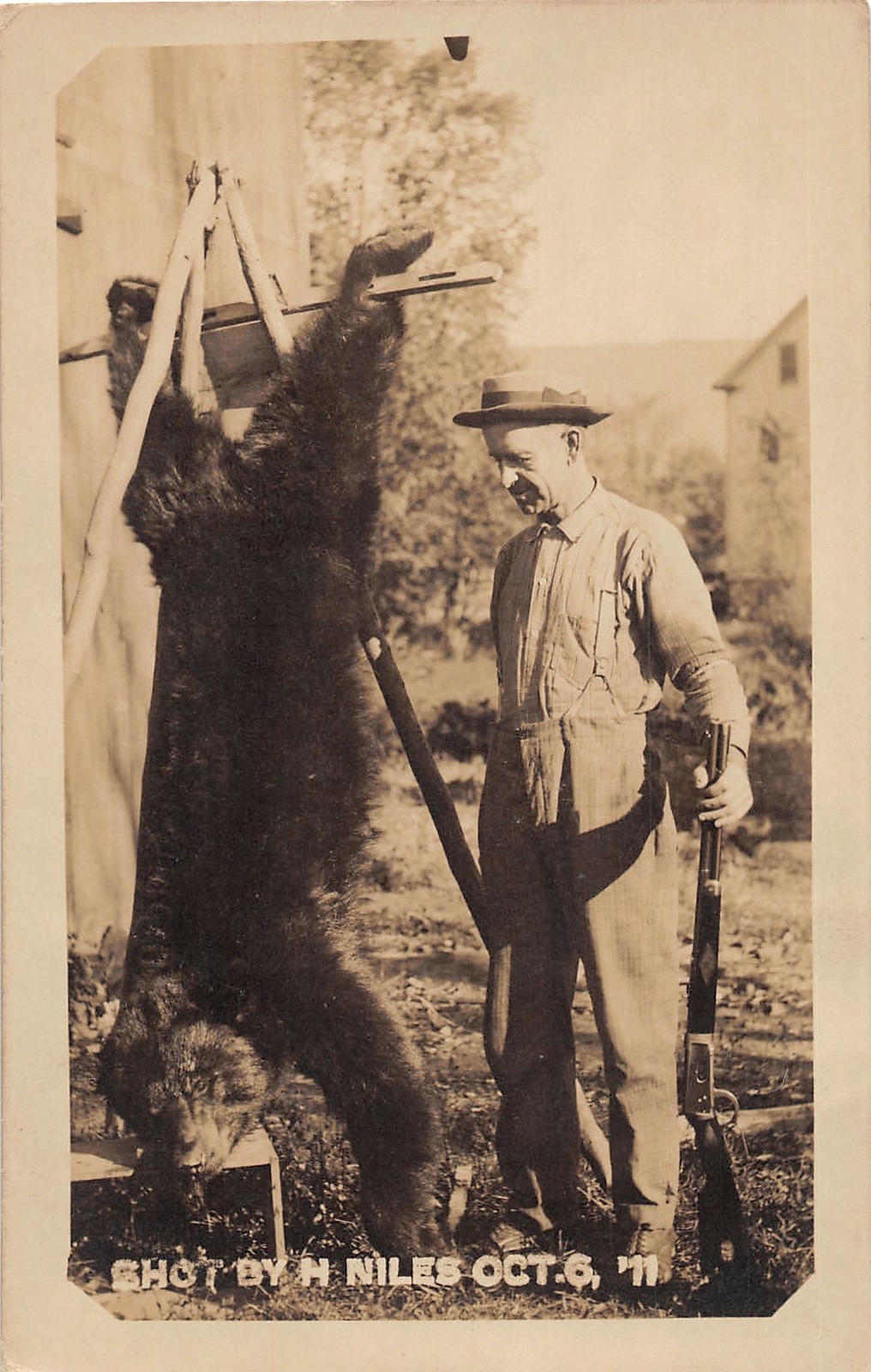 J65/ Interesting RPPC Postcard c1910 Bear Hunting Large Bear Niles Gun 368