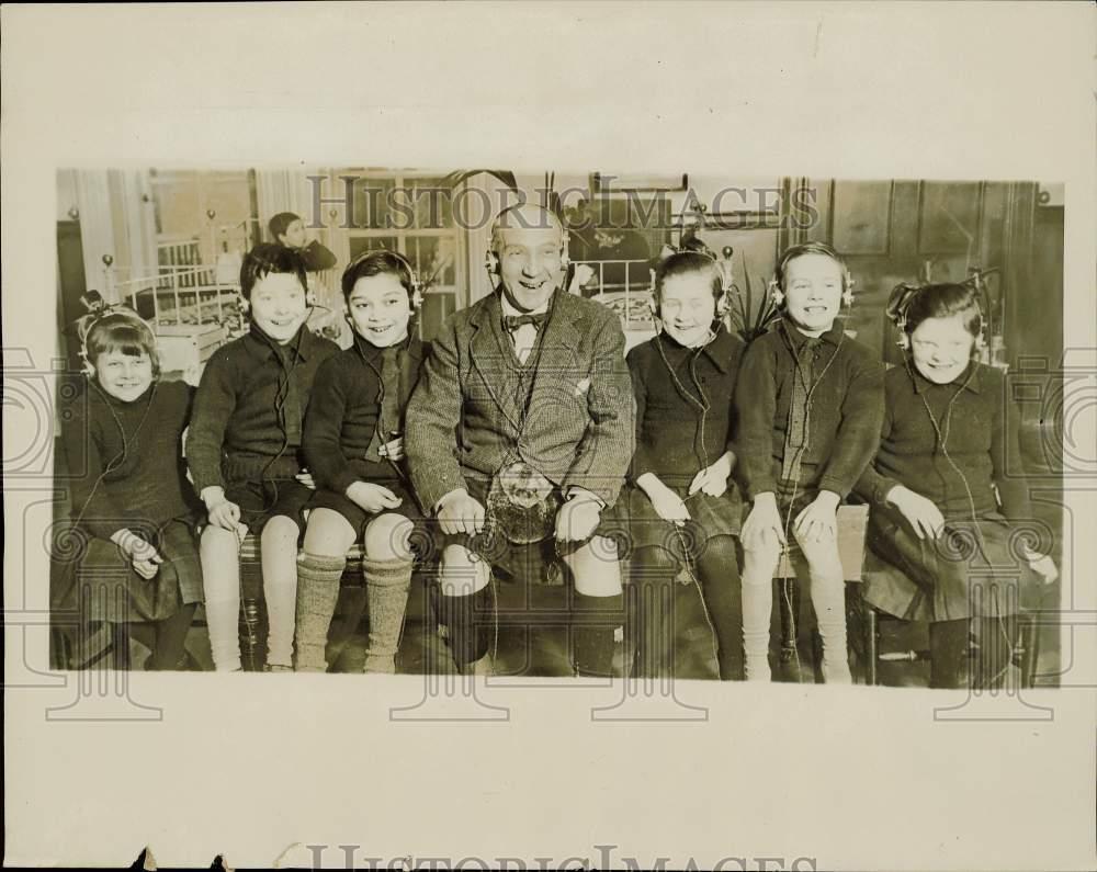 1926 Press Photo Sir Harry Lauder visits the Cheyne Hospital for Children