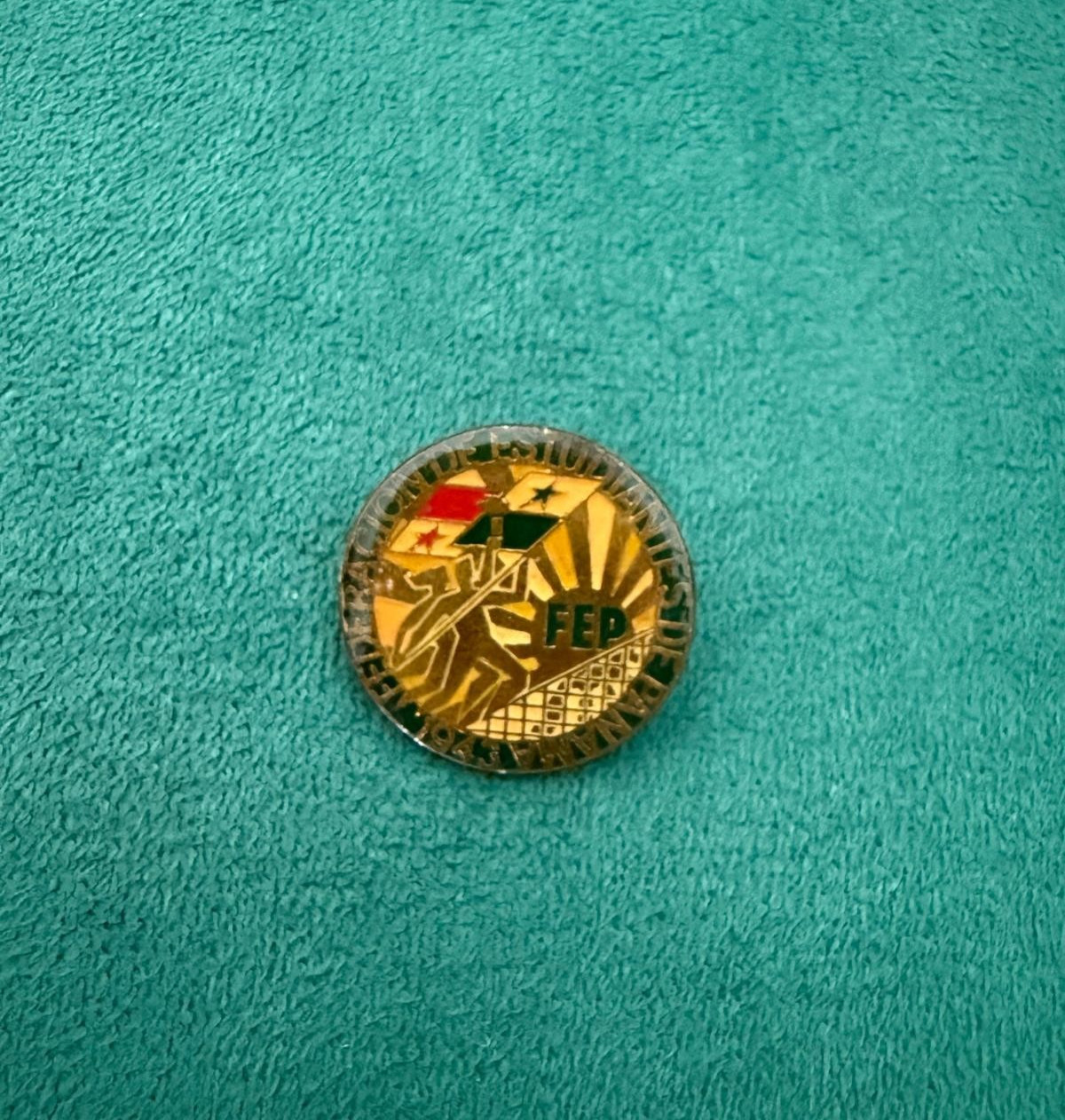 CUBA CUBAN VINTAGE FEP INTERNATIONAL SOLIDARITY FLAGS ENAMEL LAPEL PIN BADGE CUBA CUBAN VINTAGE FEP INTERNATIONAL SOLIDARITY FLAGS ENAMEL LAPEL PIN BADGE