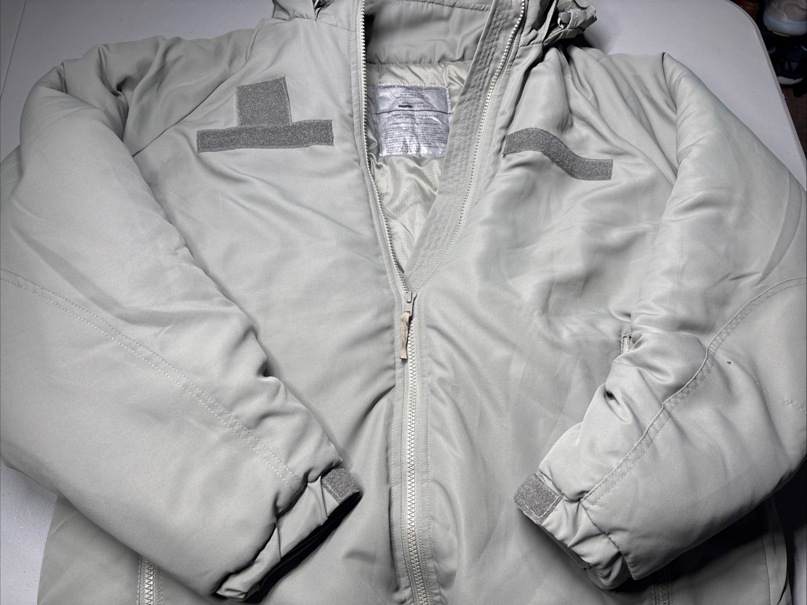 USGI Extreme Cold Weather Parka Jacket ECWCS Gen III Level 7 Medium Regular USGI Extreme Cold Weather Parka Jacket ECWCS Gen III Level 7 Medium Regular