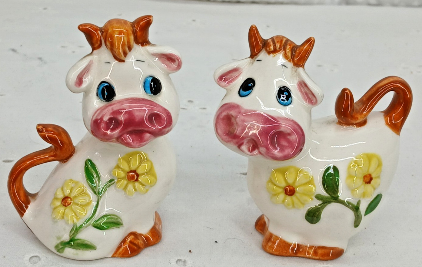 RARE JAPAN ANTHROPOMORPHIC COWS W/ DAISIES SALT & PEPPER SHAKERS 