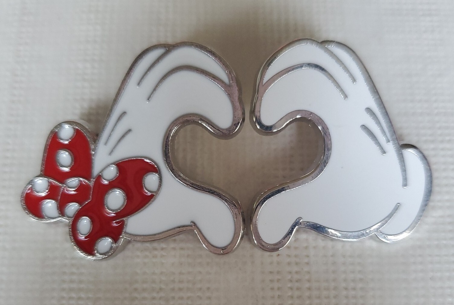 WDW Disney Mickey & Minnie Mouse Holding Heart Hands Gloves Glove Pin Set 2 WDW Disney Mickey & Minnie Mouse Holding Heart Hands Gloves Glove Pin Set 2