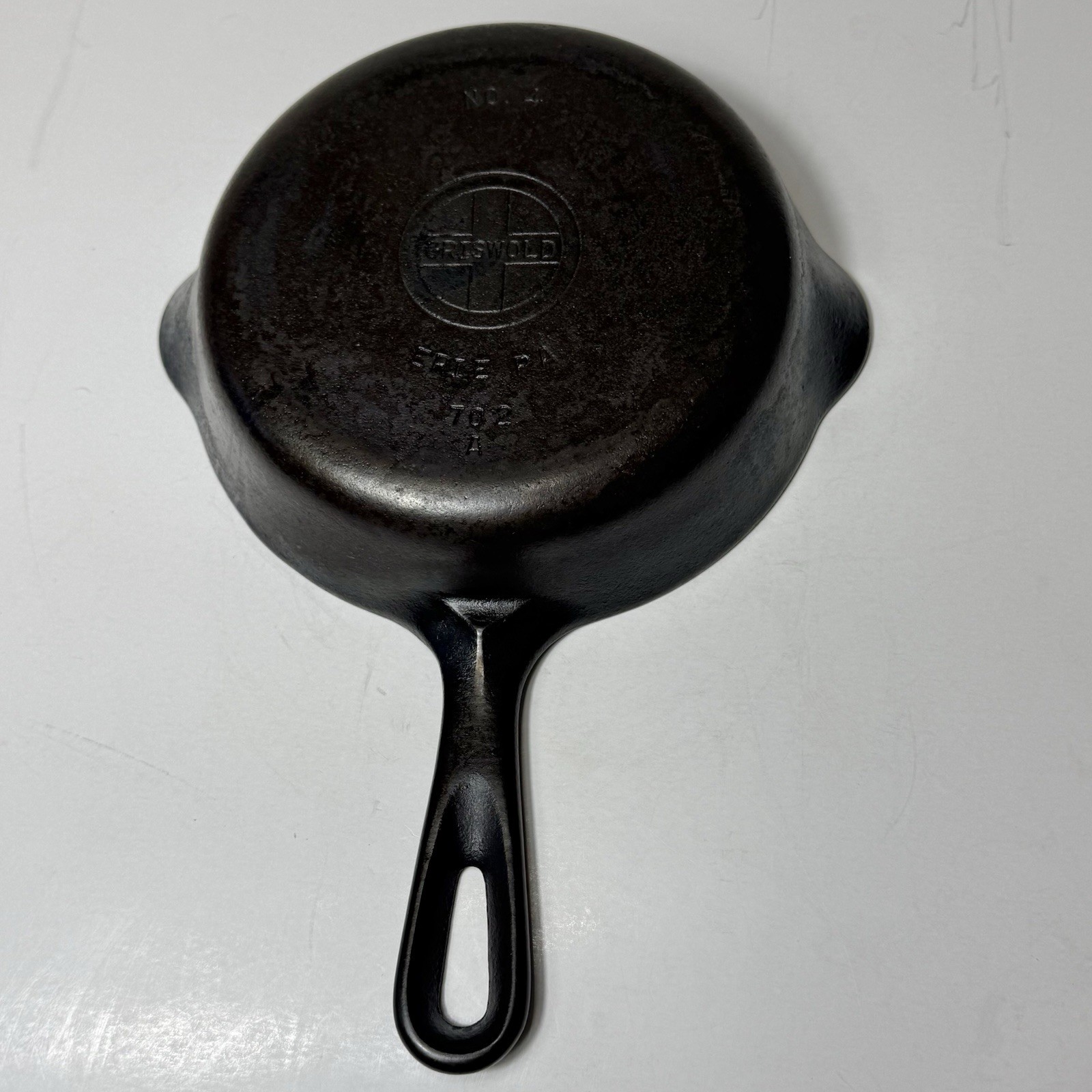 Vintage Griswold No. 4 Cast Iron Skillet Small Logo 702 A - Sits Flat NICE Vintage Griswold No. 4 Cast Iron Skillet Small Logo 702 A - Sits Flat NICE