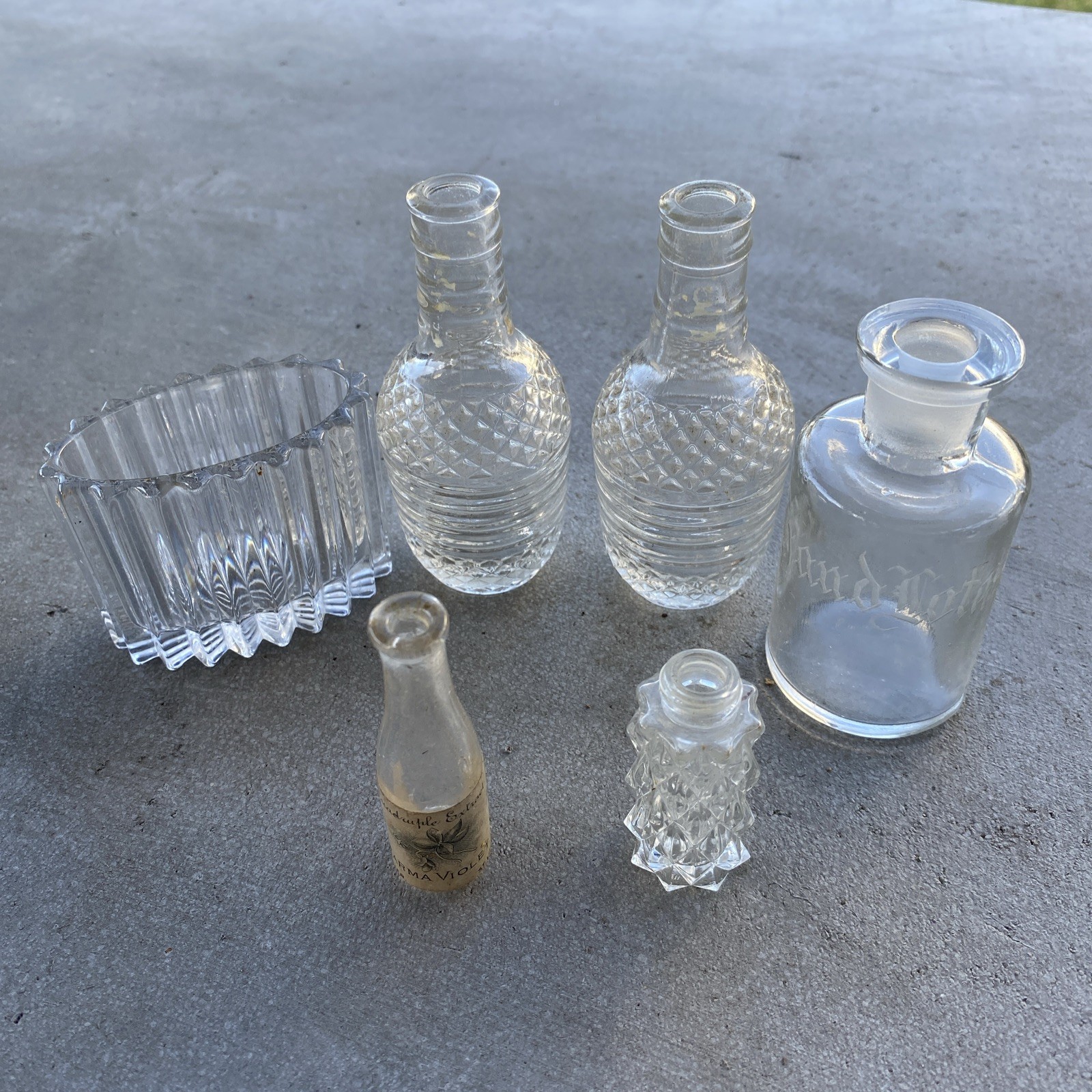 Vintage Beautiful Perfume Bottles And Accessories Lot Of 6 Vintage Beautiful Perfume Bottles And Accessories Lot Of 6