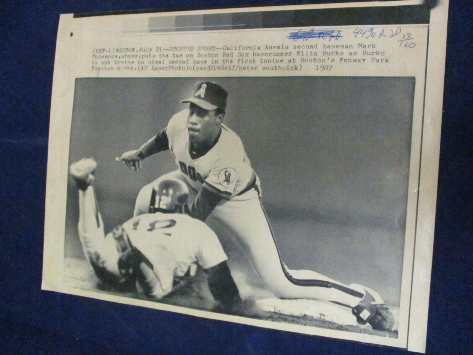 Wire Press Photo 1987 MLB Angels 2B Mark McLemore tags Red Sox Ellis Burks