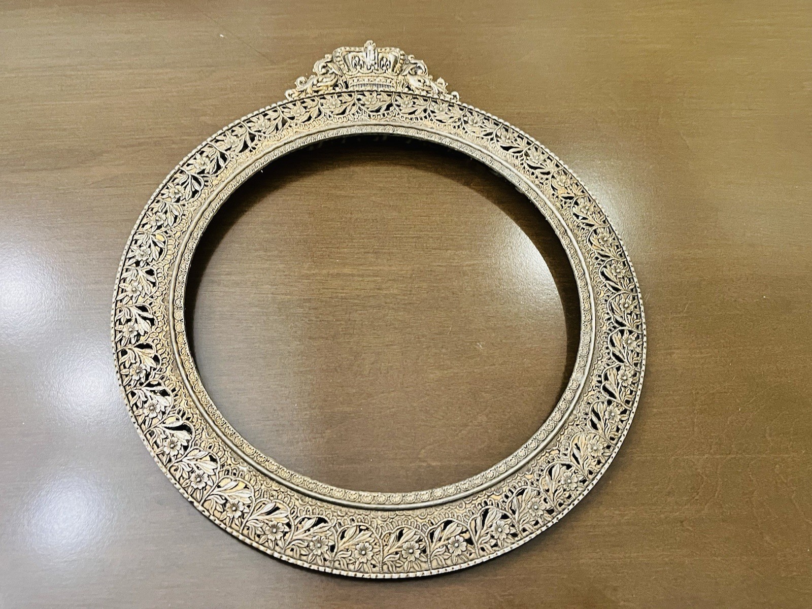 Vintage Ornate Round Floral Wreath Filigree Brass Crown Top Picture Wall Frame Vintage Ornate Round Floral Wreath Filigree Brass Crown Top Picture Wall Frame