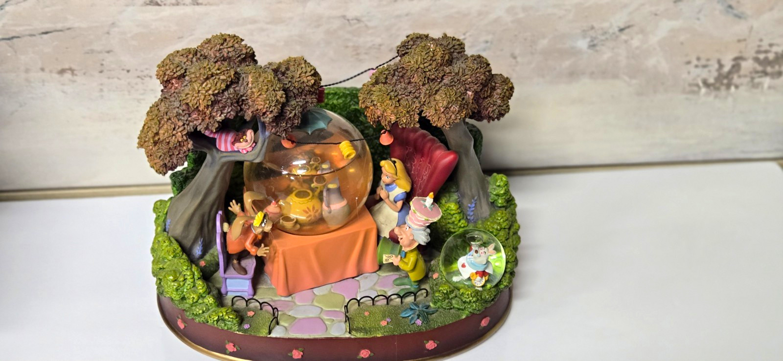 Disney Alice in Wonderland Large Snow Globe, Disney Store Mad Hatter Double Disney Alice in Wonderland Large Snow Globe, Disney Store Mad Hatter Double