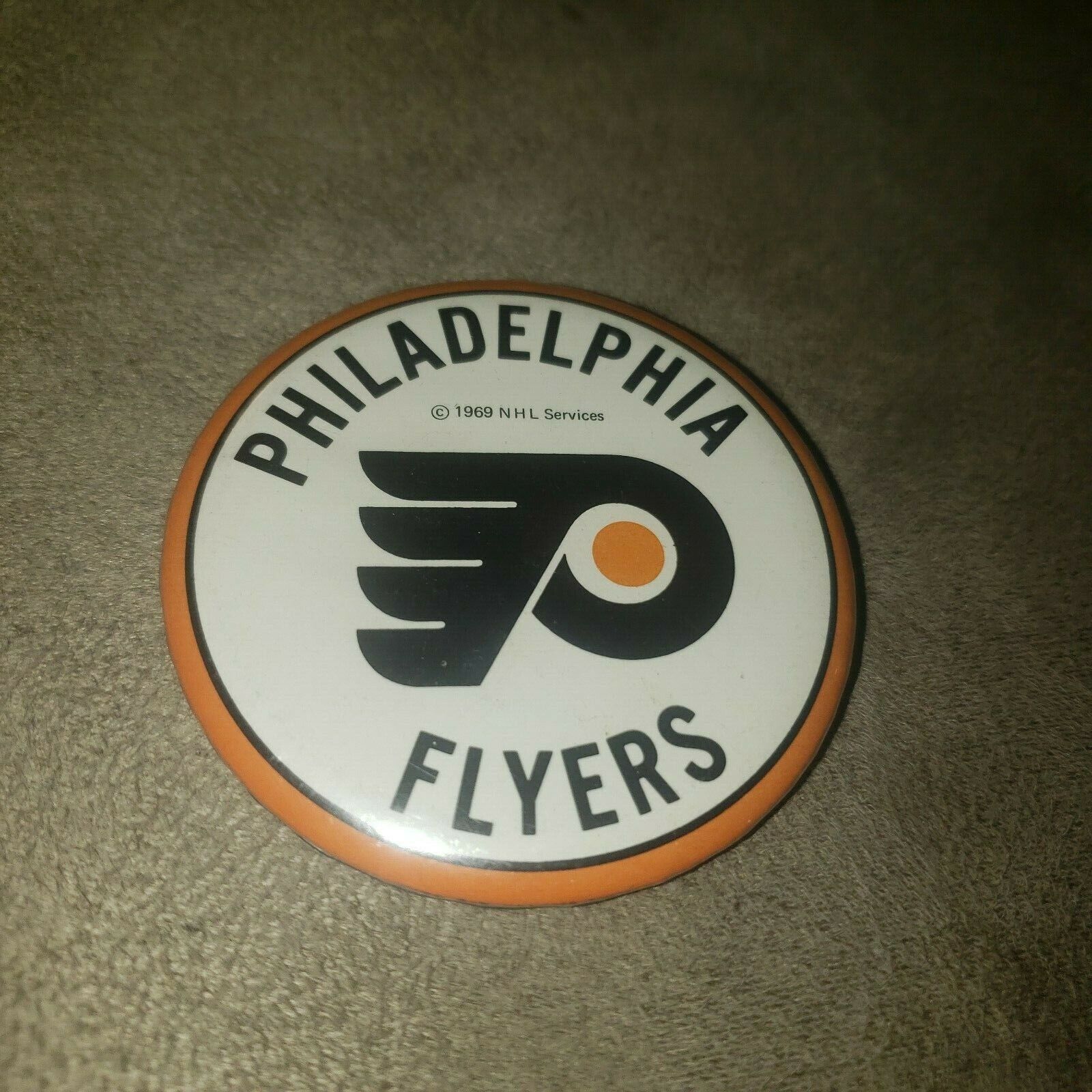1969 Philadelphia Flyers original 2.5 inch hockey pin Nice condition