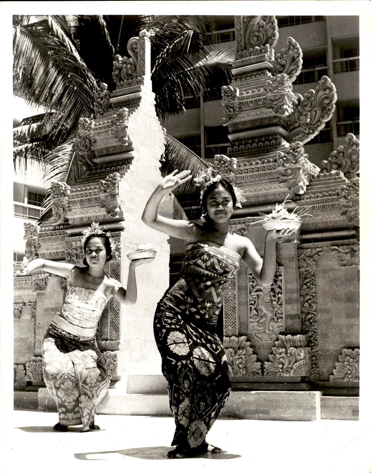 LD247 1966 Orig Horace Sutton Photo BALI DANCERS Beautiful Women Foreign Culture