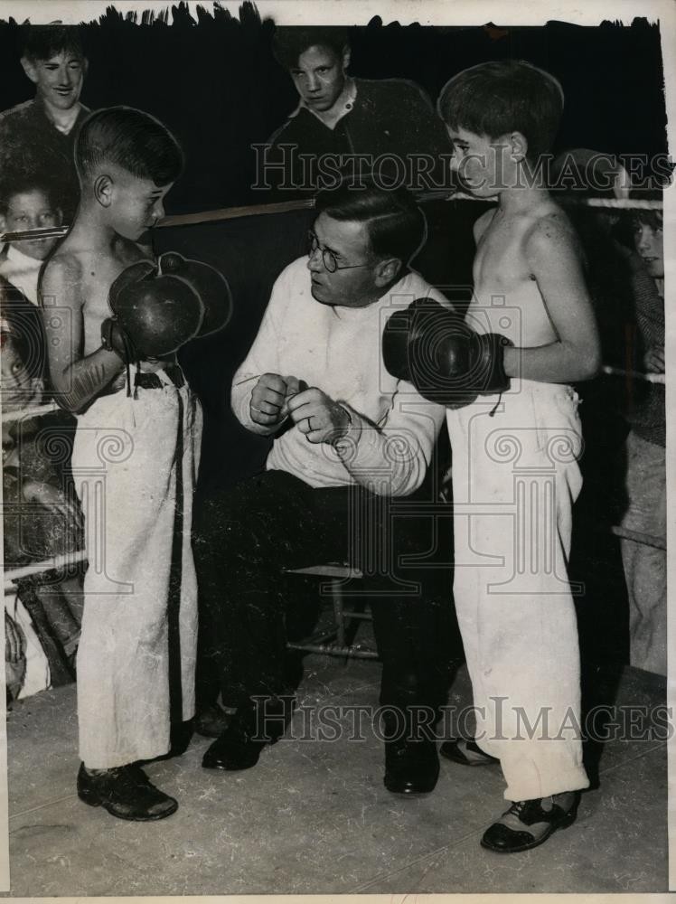 1932 Press Photo Rev Paul A Peterson & child boxers Joe Mavone, Don Shotwell 1932 Press Photo Rev Paul A Peterson & child boxers Joe Mavone, Don Shotwell