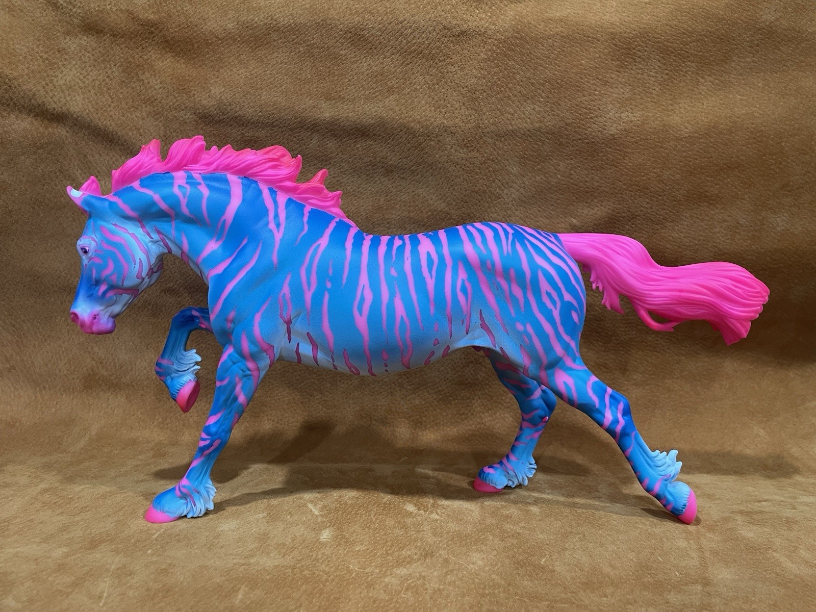 OOAK CM Breyer Traditional Llywellyn Hot Pink And Turquoise-Blue Tiger OOAK CM Breyer Traditional Llywellyn Hot Pink And Turquoise-Blue Tiger