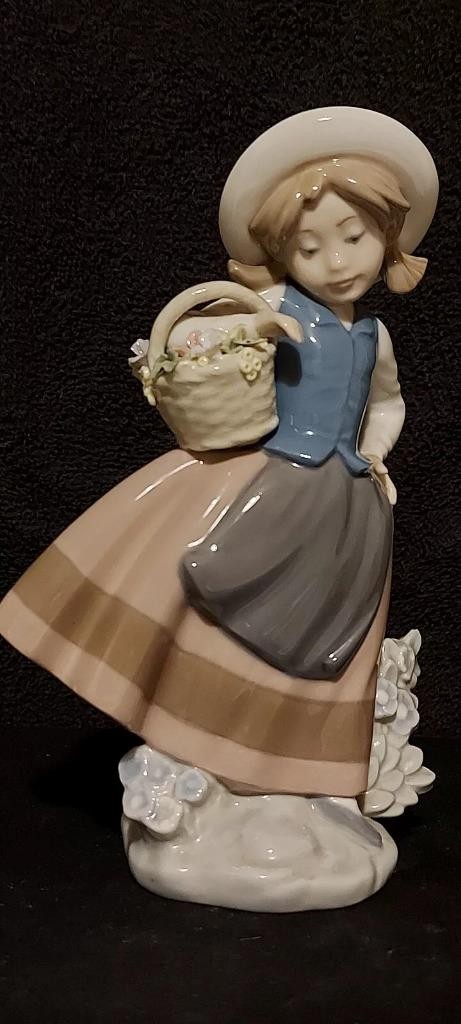 LLADRO Porcelain Figurine # 5221 Sweet Scent Girl Carrying Flower Basket 1983