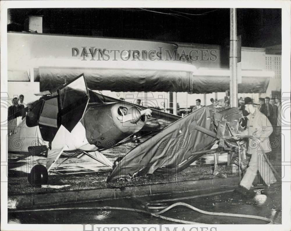 1947 Press Photo Firemen work on a plane, crash-landed in downtown Pasadena, CA