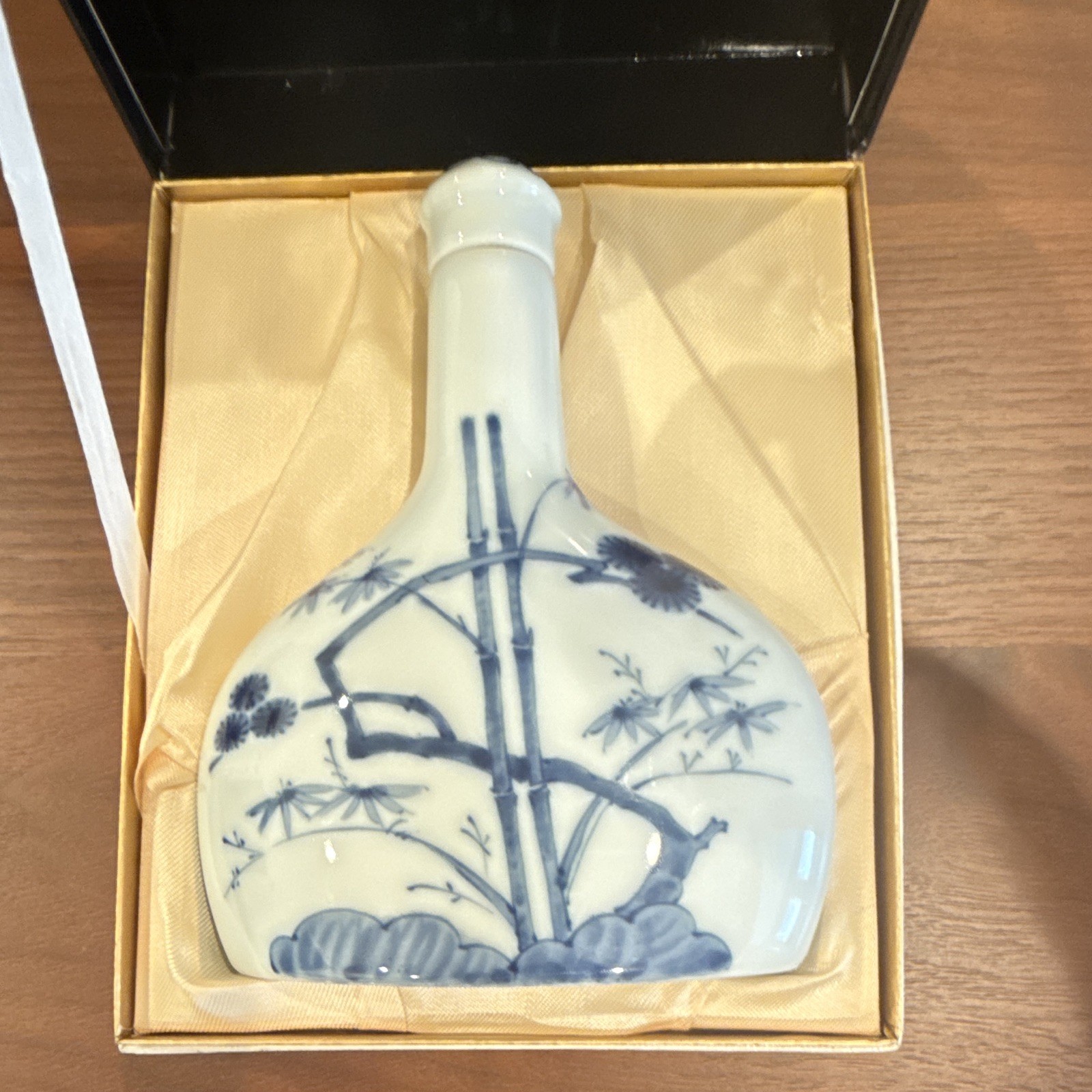 Vintage Japanese Blue & White Porcelain Sake Decanter Bottle w/ Cork & Box Vintage Japanese Blue & White Porcelain Sake Decanter Bottle w/ Cork & Box