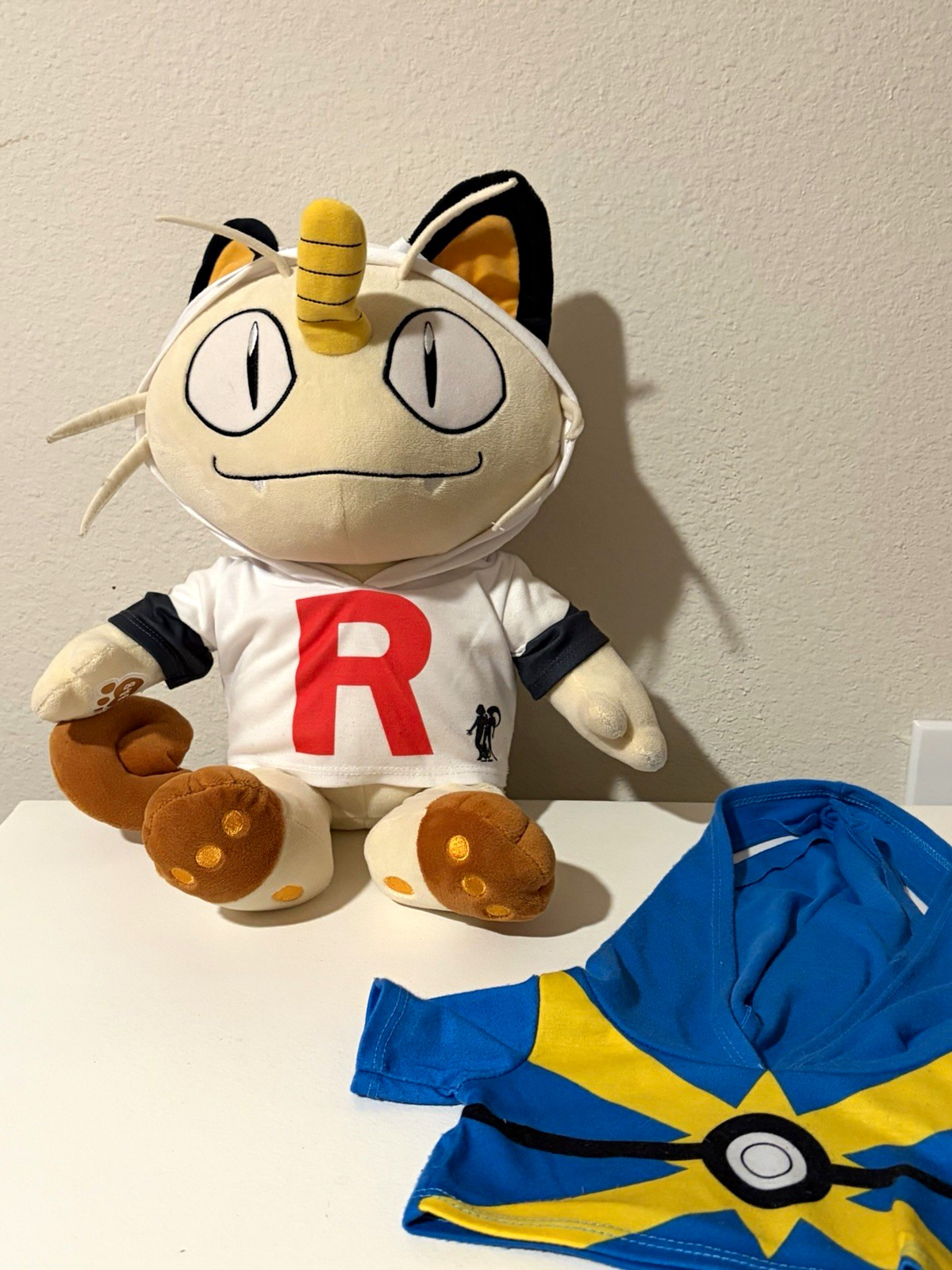 Build-A-Bear Pokemon Meowth Plush Web Exclusive Bundle 2017 -2 Hoodies Tm Rocket Build-A-Bear Pokemon Meowth Plush Web Exclusive Bundle 2017 -2 Hoodies Tm Rocket