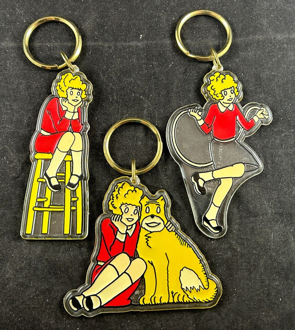 1982 LITTLE ORPHAN ANNIE SANDY APPLAUSE CPI TRIBUNE PLASTIC KEYCHAIN 3 PIECE LOT 1982 LITTLE ORPHAN ANNIE SANDY APPLAUSE CPI TRIBUNE PLASTIC KEYCHAIN 3 PIECE LOT