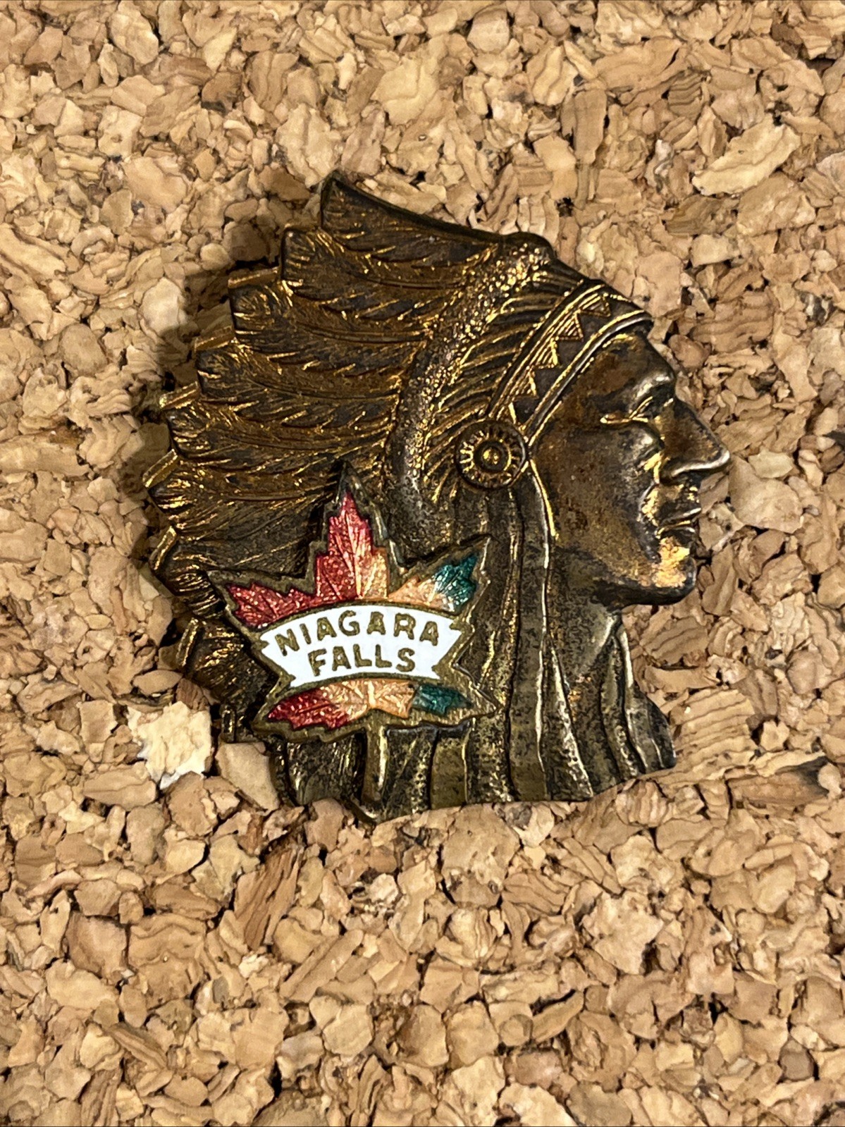 ANTIQUE VINTAGE COPPER INDIAN HEAD NIAGARA FALLS ENAMEL MAPLE LEAF SOUVENIR PIN
