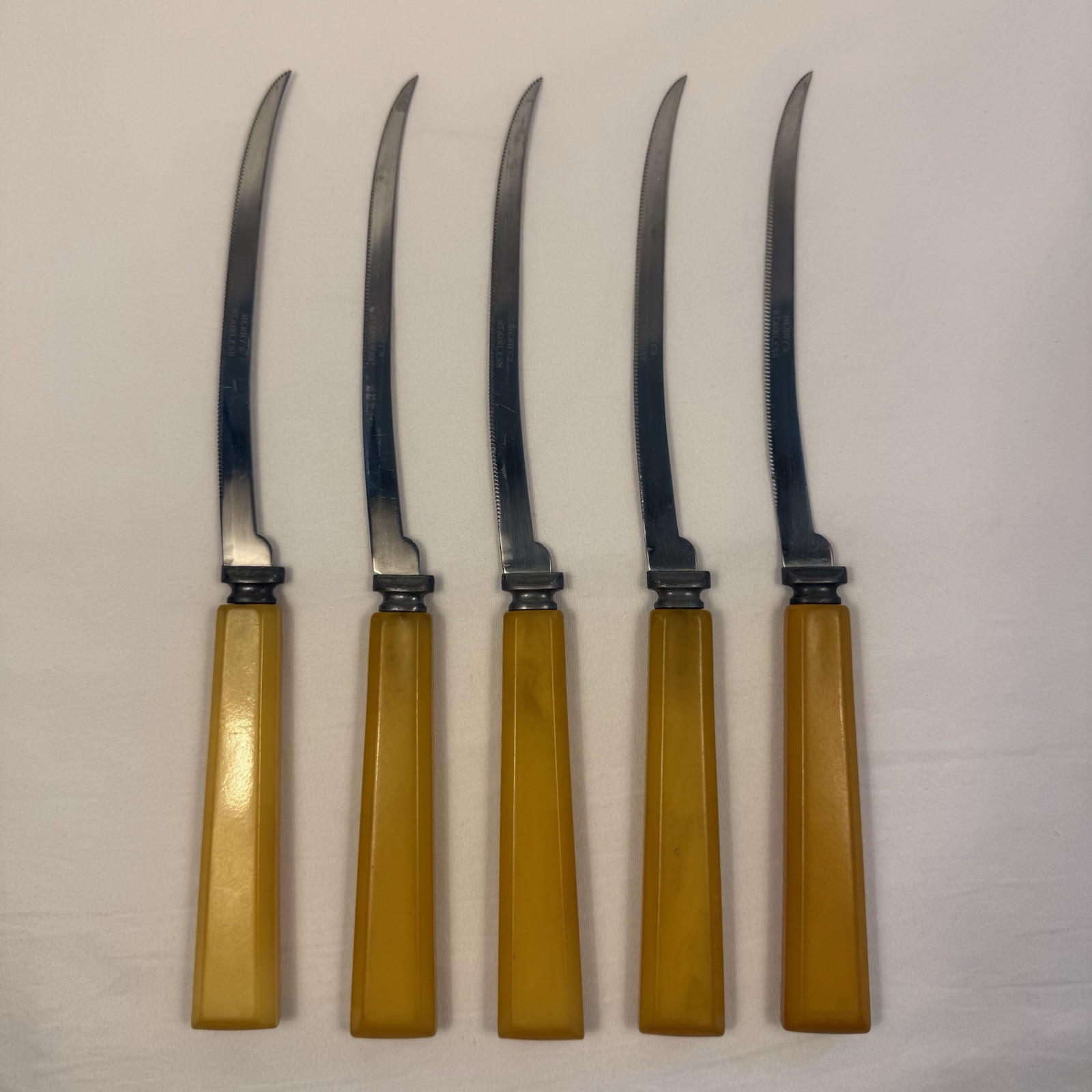 Vintage Henry’s Stainless Steel Steak Tomato Knives Set Of 5, Bakelite Handles Vintage Henry’s Stainless Steel Steak Tomato Knives Set Of 5, Bakelite Handles