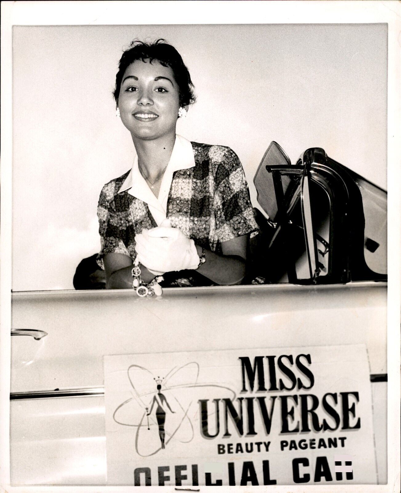 LD263 1960 Original Photo CORINNE HUFF MISS UNIVERSE BEAUTY PAGEANT OFFICIAL CAR