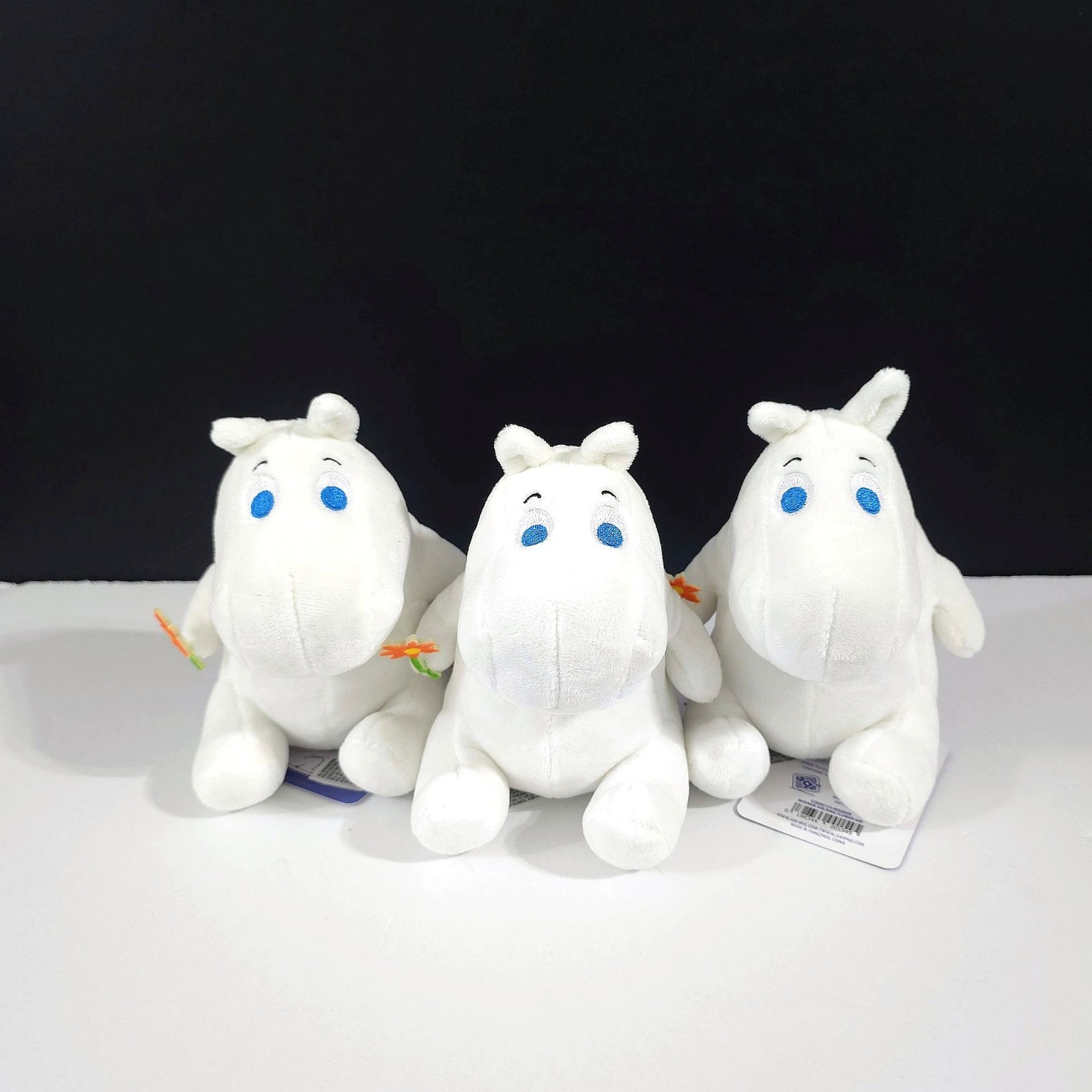 Round 1 x Moomin holding a flower 6 Round 1 x Moomin holding a flower 6