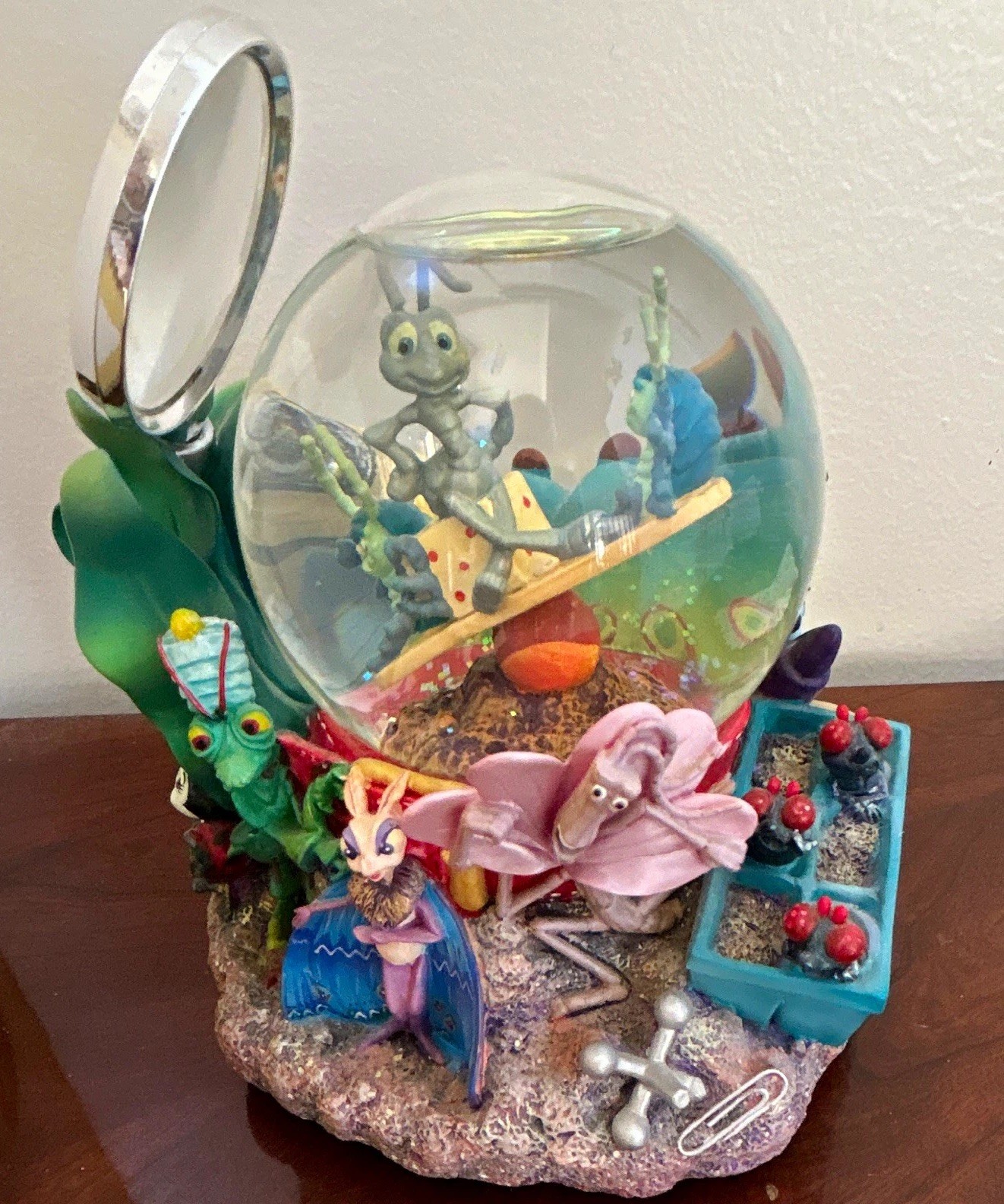 VTG 1998 Disney Pixar A Bug's Life Musical Glitter Snow Globe Magnifying Glass VTG 1998 Disney Pixar A Bug's Life Musical Glitter Snow Globe Magnifying Glass