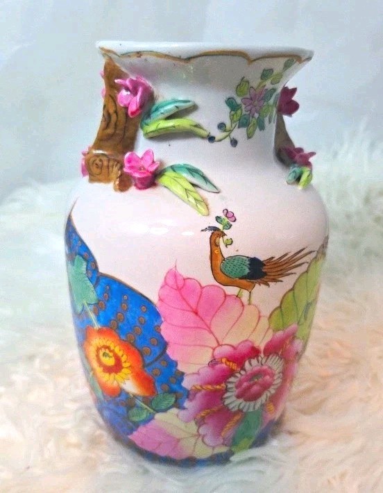 Vintage Mid 20th century Tobacco Leaf Chinese Vase. Made by the Ronghua Hall Vintage Mid 20th century Tobacco Leaf Chinese Vase. Made by the Ronghua Hall