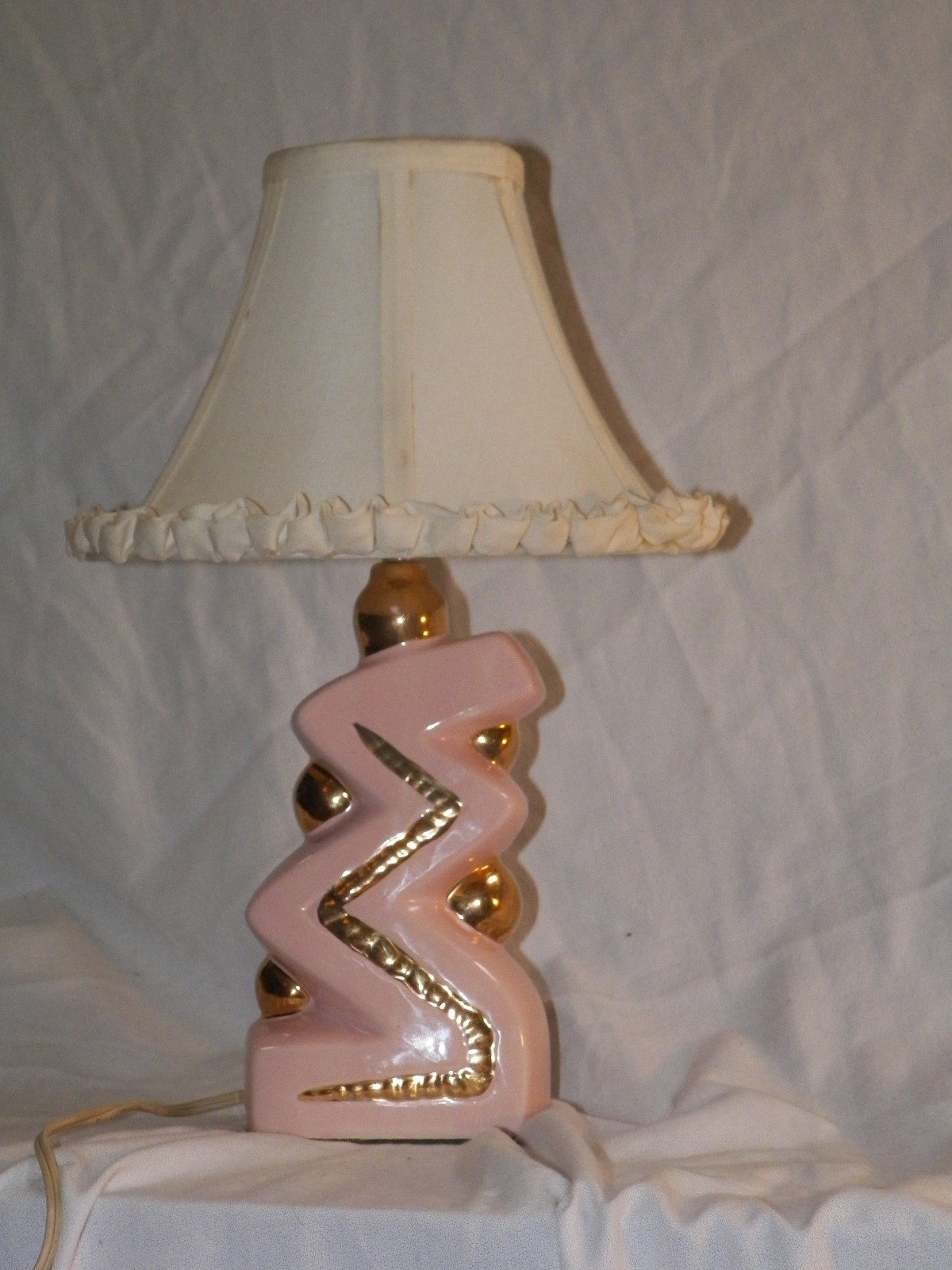 1950's HOWARD KRON ZIG ZAG  CERAMIC  LAMP W/SHADE  PINK & GOLD GREAT CONDITION