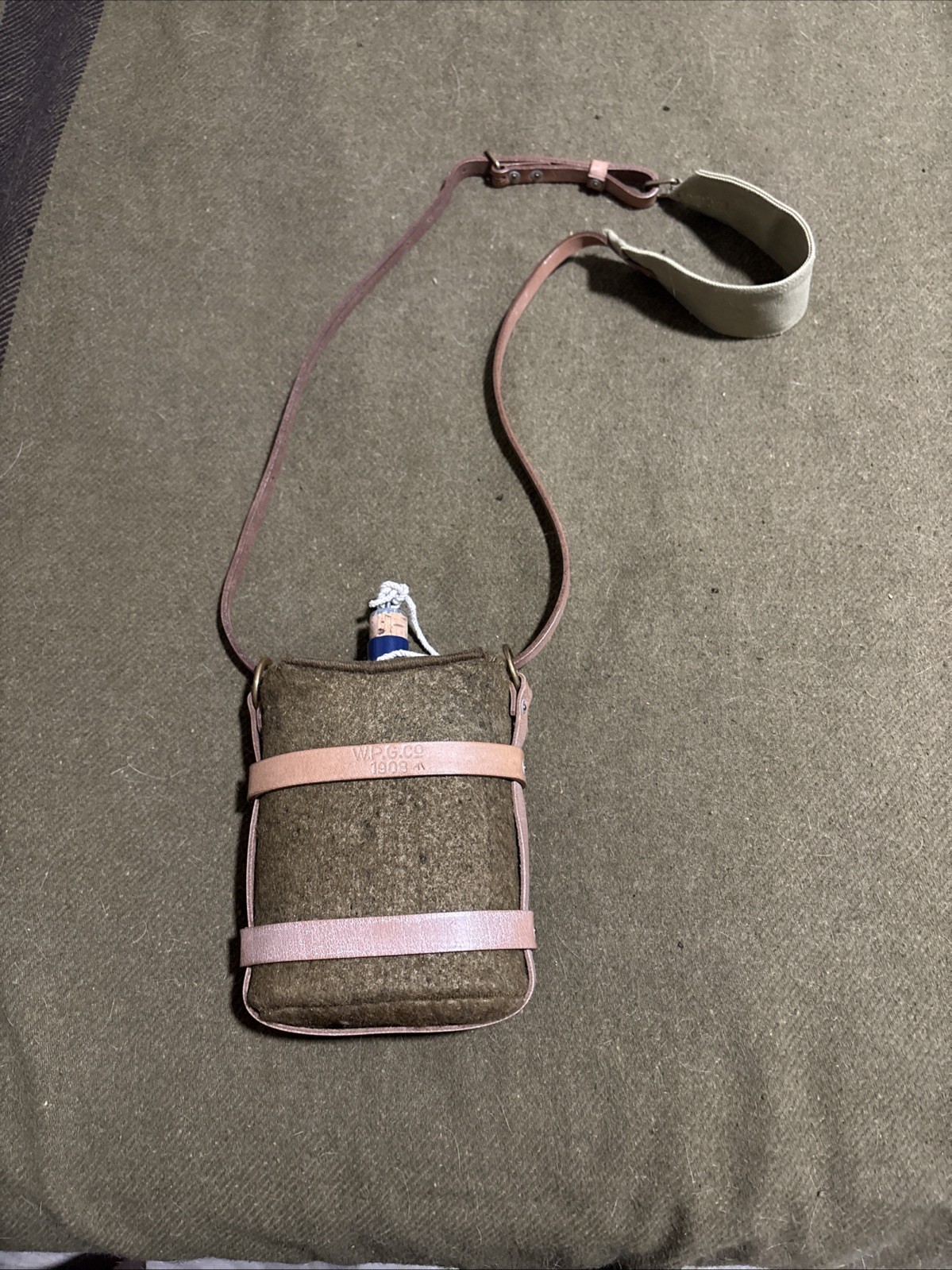 British 1903 Pattern Water Bottle Carrier (reproduction) British 1903 Pattern Water Bottle Carrier (reproduction)