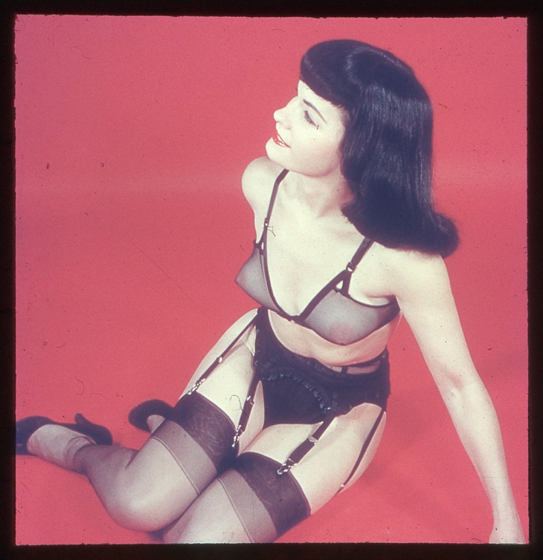 RARE VINTAGE 1950s 3-D STEREO COLOR SLIDE OF A NUDE BETTIE PAGE BY ALLEN COBERT RARE VINTAGE 1950s 3-D STEREO COLOR SLIDE OF A NUDE BETTIE PAGE BY ALLEN COBERT