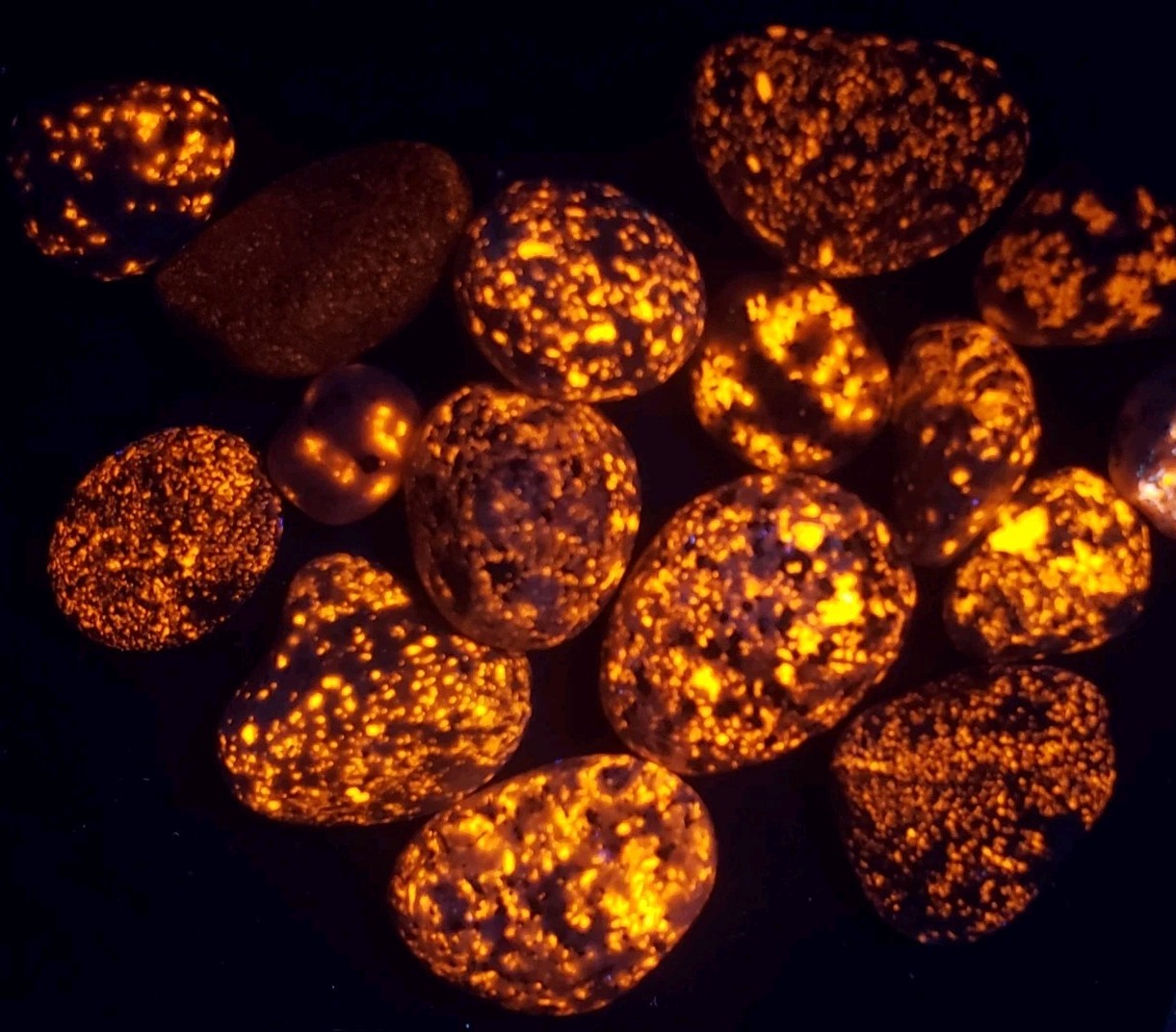 12 Per Lot Yooperlite Stone Super bright Fluorescent Sodalite Lake Superior 12 Per Lot Yooperlite Stone Super bright Fluorescent Sodalite Lake Superior