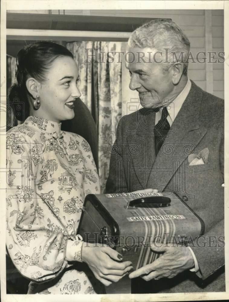 1946 Press Photo Actor Herbert Rawlinson and his daughter Sally in Hollywood 1946 Press Photo Actor Herbert Rawlinson and his daughter Sally in Hollywood